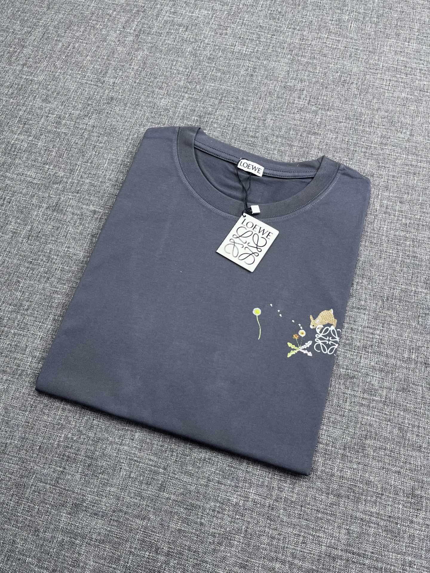 NO:426185,LOEWE/Luoyiwei round neck short-sleeved T-shirt, trading company channel goods, pure blood quality, 25 spring and summer new products, G.com simultaneously sold, popular hot models in the buyer store, exclusive sale!  A single item with great brand elements is in line with the aesthetic form of LOEWE fashion, with a LOGO on the chest, which is very eye-catching and fashionable detailed design, highlighting the brand characteristics and is quite recognizable!  The quality is first-class, and the craftsmanship and fabrics are all supplied by foreign merchants. Egypt's high-quality combed cotton has a strong sense of cotton, excellent comfort, self-evident skin-friendly, and exquisite details. For minimalist and highly artistic T-shirts, there are never too many wardrobes. They are very outstanding in casual outfits and full of tone!  Size S- XXL, loewe, loewe, T-shirt,tees, t-shirt,alexander wang19860909LOEWE/罗意威圆领短袖T恤,贸易公司渠道货,纯正血统品质,25春夏新品,G网同步售卖,买手店里的人气热款,独家发售！极富品牌元素特征的一款单品,符合LOEWE时装美学形态设计,胸前配有LOGO,非常招眼且时髦的细节设计,凸显出品牌特质,相当具有辨识度！品相一流,工艺与面料皆为外商客供,埃及优质精梳棉,棉感十足,舒适度绝佳,亲肤性不言而喻,细节精致考究,对于极简且艺术感极强的T恤,衣橱永远不嫌多,随意穿搭都非常出彩,腔调十足！尺码S- XXL,,loewe,loewe,T-shirt,tees，t-shirt,alexander wang,Men's clothing