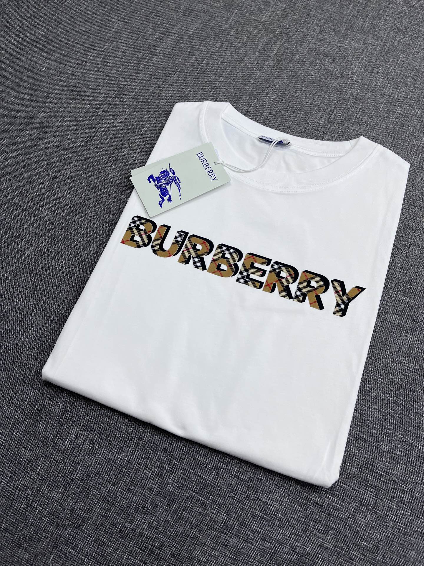 NO:426191,BURBERRY 2025 new men's round neck short sleeves, Hong Kong foreign goods, heavyweight products, special counter windows, official website has been explained, high-end limited series, visually fresh, very beautiful and fashionable, interpreting a brand new tone and youthful vitality, superb and ingenious design, customer-supplied high-end combed cotton, with extremely delicate and soft touch, excellent breathability, excellent skin-friendly, fresh and elegant color matching, very skin-supplemented, and is the preferred item to suit the situation!  Size S-XXL, burberry, burberry, T-shirt, alexander wang19860909BURBERRY 巴宝莉2025新款男士圆领短袖,香港洋行货,重磅级臻品,专柜橱窗主打展现,官网已释图,高端限量系列,视觉方面相当提鲜,非常绝美时髦,诠释出全新的腔调和年轻活力感,精湛绝伦的匠心设计,客供进口高级精梳棉,触感极为细腻柔软,优良的透气性,亲肤性极佳,配色清新淡雅,非常衬肤,属于应景的优选单品！尺码S-XXL,,burberry,burberry,T-shirt,alexander wang,Men's clothing