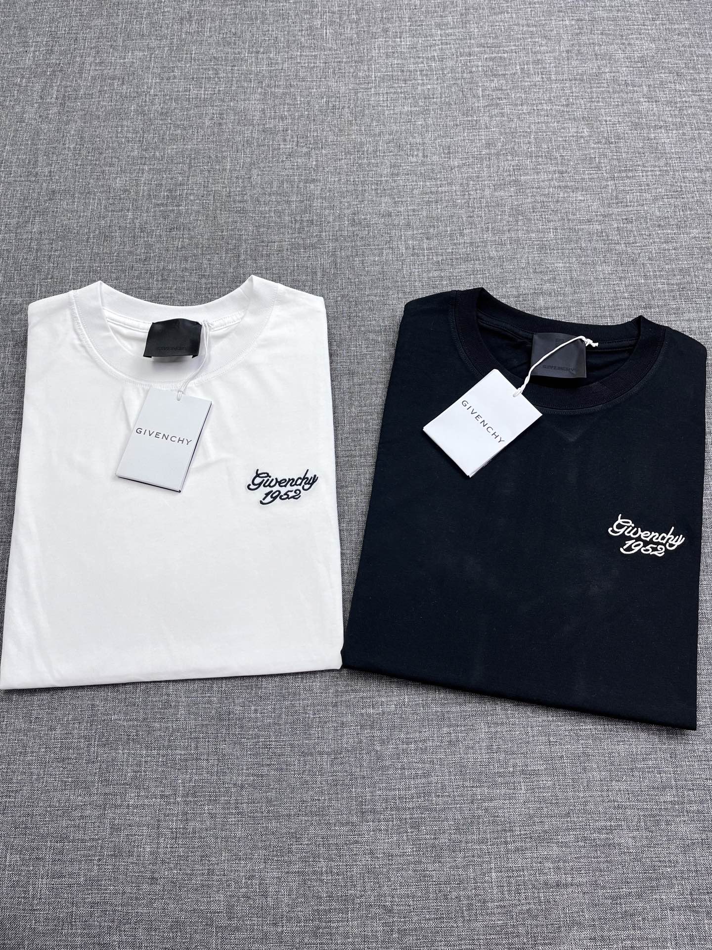 NO:426112,Giv*chy/Givenchy SS spring and summer new small wide-fit round neck short-sleeved T-shirt, the main creator has injected new fashion energy into the letter logo design!  Very recognizable and leads the new street fashion trend. This model is the exclusive outstanding design element of G family, with clear and restored patterns, highlighting the elegant style of the brand. It uses combed cotton material, and the fabric is firm and high-end, so that you can enjoy a relaxed and comfortable wearing experience. It adopts a slightly loose design, which can be easily controlled by both men and women, showing the casual and fashionable charm. Size S-XXL, given, gucci, T-shirt, tees, t-shirt, alexander wang19860909Giv*chy/纪梵希SS春夏新款微阔版型圆领短袖T恤,主创时尚注入了全新时尚能量.字母logo设计！极具辨识度,引领全新街头时尚潮流.该款是G家独家的出彩设计元素,图案清晰还原度极高,彰显品牌优雅格调.选用精梳全棉材质,面料紧实高级,享受轻松舒爽的穿着体验.采用略微宽松式设计,男女上身均可轻松驾驭,展现休闲自在时尚魅力.尺码S-XXL,,givenchy,gucci,T-shirt,tees，t-shirt,alexander wang,Men's clothing