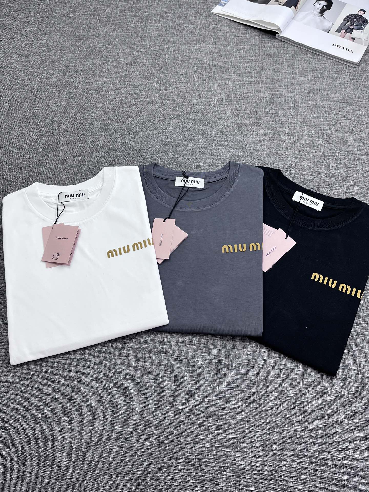 NO:426117,MiuMiu25SS spring and summer new jersey cotton basic round neck short Tee, men and women's three-dimensional letter logo offset printing casual straight short-sleeved MIU new T-shirts, from the choice of fabric to the details of design, they all reveal the brand's ultimate pursuit of quality and unique insights into fashion!  The short Tee uses customized jersey fabrics for customer supply. It not only feels soft and comfortable to touch, but also has good breathability and moisture absorption. It can keep the skin dry and comfortable even in the hot summer!  The classic letter logo on the chest adopts a three-dimensional hot-pressing and offset printing process. This process not only makes the logo look more three-dimensional and full, layered, but also smoother in the touch, not easy to fall off or crack, ensuring the coexistence of the fashion sense and durability of the T-shirt!  The simple but fashionable logo design not only shows the unique tone of the Miu brand, but also inadvertently reveals the wearer's taste and style!  The basic straight round neck style is not only versatile but not picky, but can be easily controlled whether it is paired with jeans, casual pants or skirts, showing different styles and charm!  Black/white/gray, three colors into it!  Size S-XXL S S shoulder width 46cm-bust 102cm-cloth 66cm M Shoulder width 49cm-bust 108cm-cloth 68cm L Shoulder width 52cm-bust 114cm-cloth 70cm XL Shoulder width 55cm-bust 119cm-cloth 72cm XXL Shoulder width 57cm-bust 124cm-cloth 74cm, miumiu, skirts, jeans, T-shirt,tees, t-shirt, alexander wang19860909MiuMiu25SS春夏新款平纹针织棉布基础圆领短Tee,男女同款立体字母标识胶印休闲直筒短袖MIU新款T恤从面料的选择到设计的细节,都透露着品牌对品质的极致追求与对时尚的独到见解！ 该短Tee采用了客供定制平纹针织面料,不仅触感柔软舒适,还具有良好的透气性和吸湿性,即便在炎炎夏日也能保持肌肤的干爽与自在！胸前的经典字母标识Logo,采用了立体热压胶印工艺,这种工艺不仅让Logo看起来更加立体饱满,富有层次感,而且在触感上也更加平滑,不易脱落或开裂,确保了T恤的时尚感与耐用性并存！简约而不失时髦的Logo设计,不仅展现了Miu品牌的独特调性,更在不经意间透露出穿着者的品味与格调！基础直筒圆领版型,不仅百搭不挑人,无论是搭配牛仔裤、休闲裤还是半身裙,都能轻松驾驭,展现出不同的风格魅力！黑色/白色/灰色,三色入！尺码S-XXL S码肩宽46cm-胸围102cm-衣长66cm M码肩宽49cm-胸围108cm-衣长68cm L码肩宽52cm-胸围114cm-衣长70cm XL码肩宽55cm-胸围119cm-衣长72cm XXL码肩宽57cm-胸围124cm-衣长74cm,,miumiu,skirts,jeans,T-shirt,tees，t-shirt,alexander wang,Men's clothing