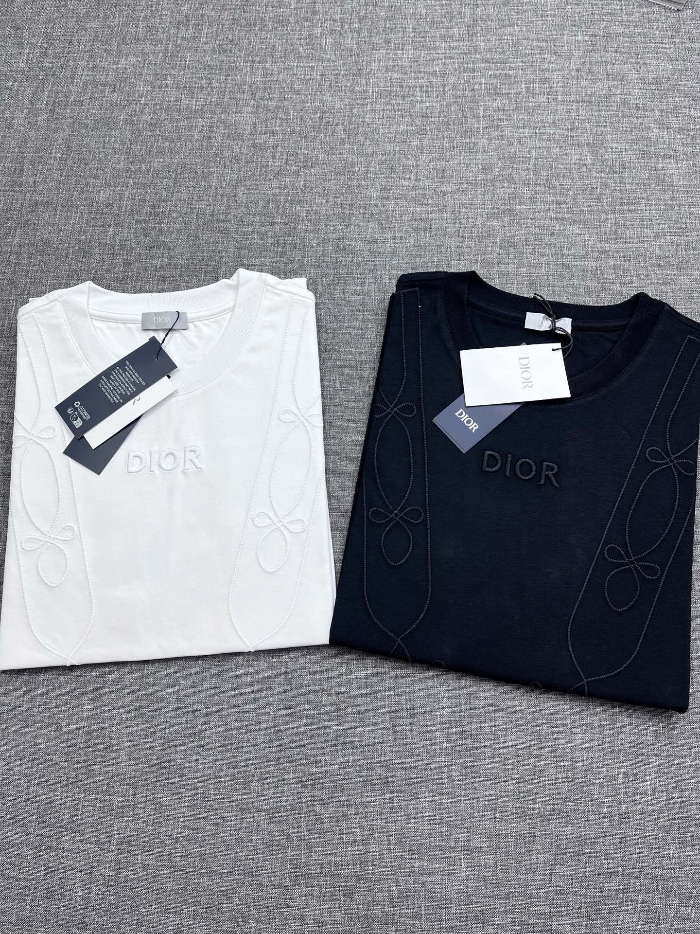 NO:426122,DI*R Dior summer men's round neck short-sleeved T-shirt, heavy foreign goods, classic star-grade items, high-end fashion show styles, advertising album image blockbusters, as a must-have series every season, undertakes all the matching protagonists of official promotion, becoming the harvester for celebrities from all over the world. Hong Kong dollar, 'minimal' is the most in-depth application of its signature tone. It does not require complicated decoration, and can also easily express the sense of fashion through the fullness of borrowing positions. The visual presents a low-key, light and luxurious gorgeous feeling. The customer's selected fabrics are available, and the comfort cannot be described in words. The quality is excellent, the style is smooth and perfect, the upper body effect is simply amazing, and the versatile product that easily spans the four seasons!  Size S- XXL,,dior,T-shirt,tees,t-shirt,alexander wang19860909DI*R 迪奥夏款男士圆领短袖T恤,重磅洋行货,经典明星级单品,高级时装秀场款,广告画册形象大片搭配款,作为每一季必出系列,承担了官方宣传的所有搭配主角,成为各国明星男神的收割机,港币元,“极简”作为其招牌基调运用的入木三分,无需繁杂的修饰,亦可轻松将时髦感通过借位丰满的表现出来,视觉呈现出低调轻奢的华丽之感,客供甄选面料,舒适度无法用语言形容,品相极为优等,版型线条流畅完美,上身效果颜值简直爆表,轻松横跨四季的百搭神品！尺码S- XXL,,dior,T-shirt,tees，t-shirt,alexander wang,Men's clothing