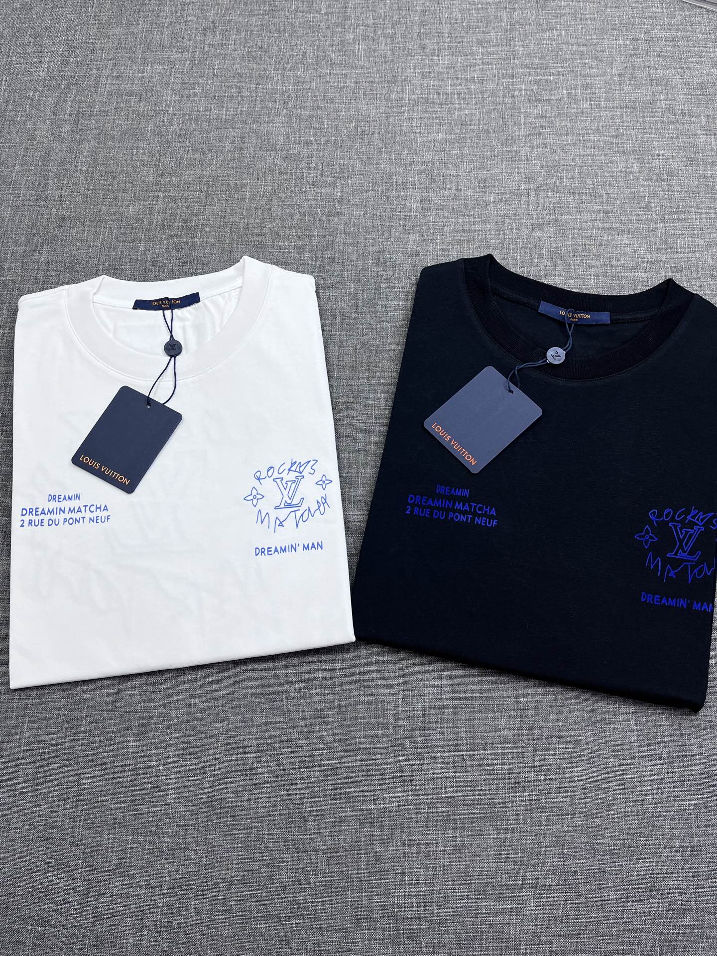 NO:426127,Donkey brand LV men's spring style round neck short sleeves, Hong Kong foreign company channel goods, heavy high-end products, high-end platinum-grade products, 25-year official cabinet new products, limited-edition sales in Europe!  The visual is quite elegant and fashionable, with a distinct recognition, retro and fashionable, very exquisite and high-end, perfectly flaunting the brand identity and full of savoring. From the main fabric to the detailed craftsmanship, all show the ingenuity of fashion and explain the essence of fashion to the extreme!  Customer-supplied high-end imported ready-to-wear fabrics, with perfect comfort and breathability, and the touch experience is self-evident, and the ultimate luxury enjoyment!  The mature color scheme has superior compatibility, full of luxury and temperament on the upper body, full of style, perfect business and leisure, and conforms to the urban elitist philosophy of life!  Size S-XXL, louis vuitton,louis vuitton,t-shirt,alexander wang19860909驴牌lv男士春款圆领短袖,香港洋行渠道货,重磅高端臻品,高奢品鉴白金级单品,25年官柜新品,欧洲区域限量售卖款！视觉相当雅致时髦,辨识度颇为鲜明,复古且时髦,非常精致而高级,完美标榜了品牌身份,细品韵味十足,从主体面料到细节工艺,无一不彰显时装的匠心所在,将时装的精髓阐释到极致！客供高级进口成衣定织面料,舒适性与透气性完美兼备,触感体验不言而喻,奢华极致享受！轻熟的配色,兼容性优越,上身满满的奢贵感和气质感,型款十足,商务与休闲完美兼具,符合都市精英主义生活哲学！尺码S-XXL,,louis vuitton,louis vuitton,T-shirt,alexander wang,Men's clothing