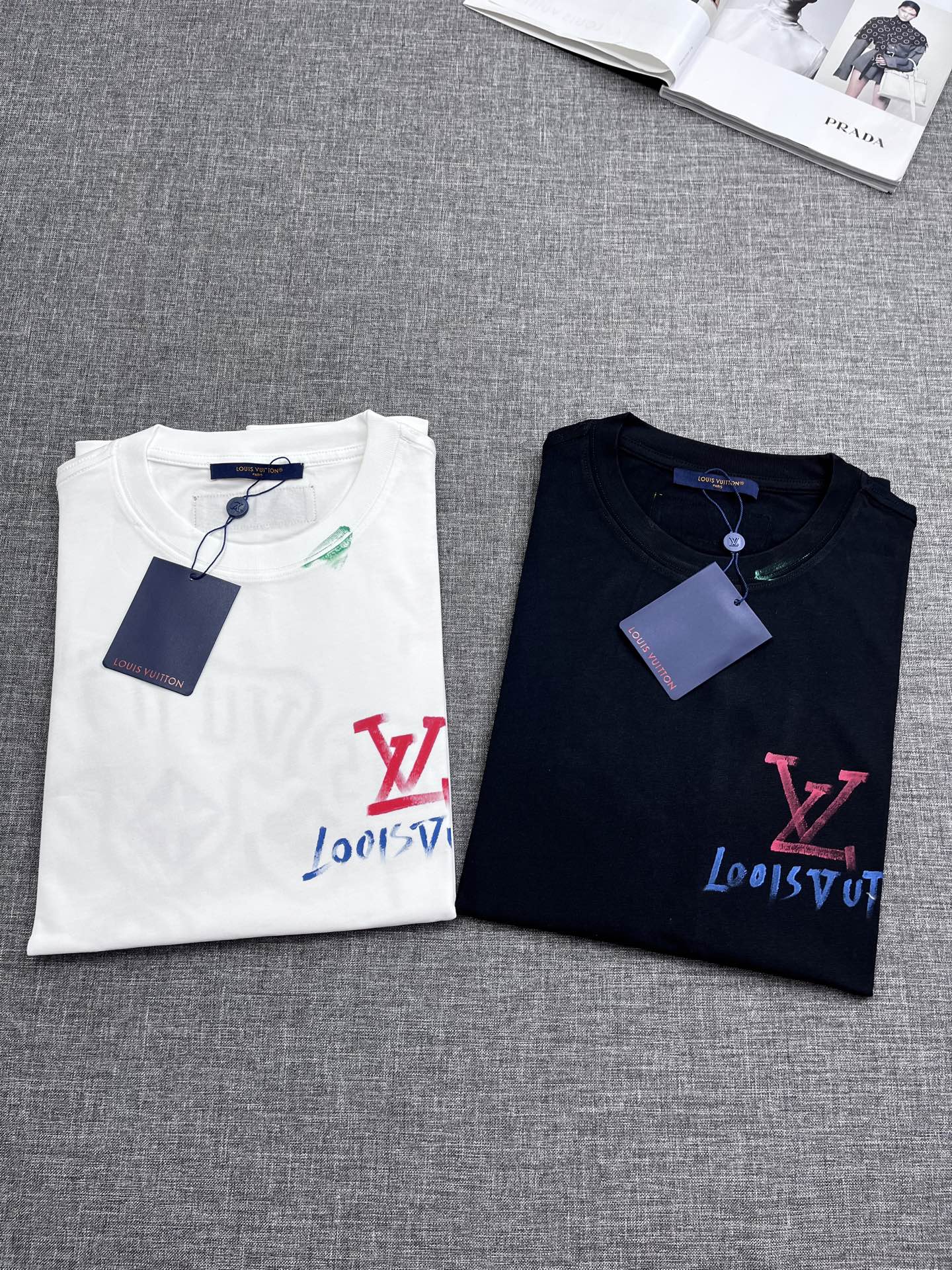 NO:438627,Donkey brand LV men's spring and summer round neck short sleeves, Hong Kong foreign company channel goods, heavy high-end products, high-end platinum-grade products, 25-year official cabinet new products, limited-edition sales in Europe!  The visual is quite elegant and fashionable, with a distinct recognition, retro and fashionable, very exquisite and high-end, perfectly flaunting the brand identity and full of savoring. From the main fabric to the detailed craftsmanship, all show the ingenuity of fashion and explain the essence of fashion to the extreme!  Customer-supplied high-end imported ready-to-wear fabrics, with perfect comfort and breathability, and the touch experience is self-evident, and the ultimate luxury enjoyment!  The mature color scheme has superior compatibility, full of luxury and temperament on the upper body, full of style, perfect business and leisure, and conforms to the urban elitist philosophy of life!  Size S-XXL WM, louis vuitton,louis vuitton,t-shirt,alexander wang19860909驴牌lv男士春夏款圆领短袖,香港洋行渠道货,重磅高端臻品,高奢品鉴白金级单品,25年官柜新品,欧洲区域限量售卖款！视觉相当雅致时髦,辨识度颇为鲜明,复古且时髦,非常精致而高级,完美标榜了品牌身份,细品韵味十足,从主体面料到细节工艺,无一不彰显时装的匠心所在,将时装的精髓阐释到极致！客供高级进口成衣定织面料,舒适性与透气性完美兼备,触感体验不言而喻,奢华极致享受！轻熟的配色,兼容性优越,上身满满的奢贵感和气质感,型款十足,商务与休闲完美兼具,符合都市精英主义生活哲学！尺码S-XXL WM,,louis vuitton,louis vuitton,T-shirt,alexander wang,Men's clothing