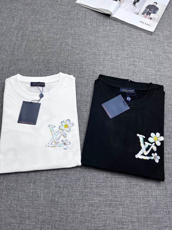 NO:438714,Donkey brand LV men's spring and summer round neck short sleeves, Hong Kong foreign company channel goods, heavy high-end products, high-end platinum-grade products, 25-year official cabinet new products, limited-edition sales in Europe!  The visual is quite elegant and fashionable, with a distinct recognition, retro and fashionable, very exquisite and high-end, perfectly flaunting the brand identity and full of savoring. From the main fabric to the detailed craftsmanship, all show the ingenuity of fashion and explain the essence of fashion to the extreme!  Customer-supplied high-end imported ready-to-wear fabrics, with perfect comfort and breathability, and the touch experience is self-evident, and the ultimate luxury enjoyment!  The mature color scheme has superior compatibility, full of luxury and temperament on the upper body, full of style, perfect business and leisure, and conforms to the urban elitist philosophy of life!  Size S-XXL U, louis vuitton,louis vuitton,t-shirt,alexander wang19860909驴牌lv男士春夏款圆领短袖,香港洋行渠道货,重磅高端臻品,高奢品鉴白金级单品,25年官柜新品,欧洲区域限量售卖款！视觉相当雅致时髦,辨识度颇为鲜明,复古且时髦,非常精致而高级,完美标榜了品牌身份,细品韵味十足,从主体面料到细节工艺,无一不彰显时装的匠心所在,将时装的精髓阐释到极致！客供高级进口成衣定织面料,舒适性与透气性完美兼备,触感体验不言而喻,奢华极致享受！轻熟的配色,兼容性优越,上身满满的奢贵感和气质感,型款十足,商务与休闲完美兼具,符合都市精英主义生活哲学！尺码S-XXL U,,louis vuitton,louis vuitton,T-shirt,alexander wang,Men's clothing