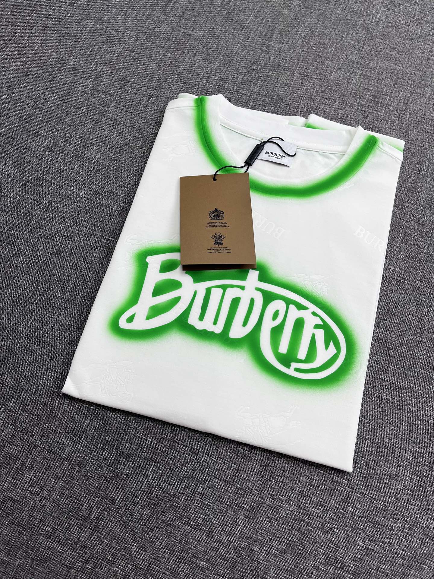 NO:438719,BURBERRY 2025 new men's round neck short sleeves, Hong Kong foreign goods, heavyweight products, special counter windows, official website has been explained, high-end limited series, visually fresh, very beautiful and fashionable, interpreting a brand new tone and youthful vitality, superb and ingenious design, customer-supplied high-end combed cotton, with extremely delicate and soft touch, excellent breathability, excellent skin-friendly, fresh and elegant color matching, very skin-supplemented, and is the preferred item to suit the situation!  Size S-XXL U, burberry, burberry, T-shirt, alexander wang19860909BURBERRY 巴宝莉2025新款男士圆领短袖,香港洋行货,重磅级臻品,专柜橱窗主打展现,官网已释图,高端限量系列,视觉方面相当提鲜,非常绝美时髦,诠释出全新的腔调和年轻活力感,精湛绝伦的匠心设计,客供进口高级精梳棉,触感极为细腻柔软,优良的透气性,亲肤性极佳,配色清新淡雅,非常衬肤,属于应景的优选单品！尺码S-XXL U,,burberry,burberry,T-shirt,alexander wang,Men's clothing