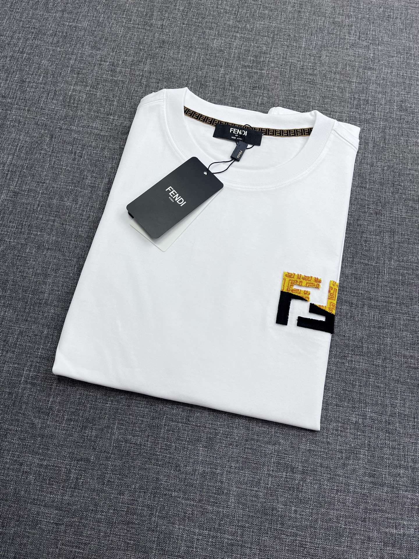 NO:438724,FENDI 25ss Spring and Summer New Short-sleeved T-shirt Men's Style This is a classic style, and this pattern is available every year!  Imported combed cotton is breathable and cool, does not shrink, does not deform easily, breathable and sweat-absorbent. Simple and not simple. Low-key and not vulgar. I like this temperament. I like the feeling of the upper body. The round neck is versatile. It is both a single-fitting base. It looks more textured. As a basic inner wear for daily life, it is all simple and fashionable items. S-XXL U,, fendi, fendi, T-shirt, tees, t-shirt, alexander wang19860909FENDI 芬迪25ss春夏新款短袖T恤男款 这个是经典造型,每年都会有这个图案的！客供进口精梳棉 透气凉爽 不缩水,不易变形,透气吸汗 简约不简单 低调不庸俗 喜欢这种气质 更喜欢上身的感觉 圆领百搭 单穿打底两不误 看上去更有质感.作为日常的基础内搭,都是简型时尚的单品 码数S-XXL U,,fendi,fendi,T-shirt,tees，t-shirt,alexander wang,Men's clothing