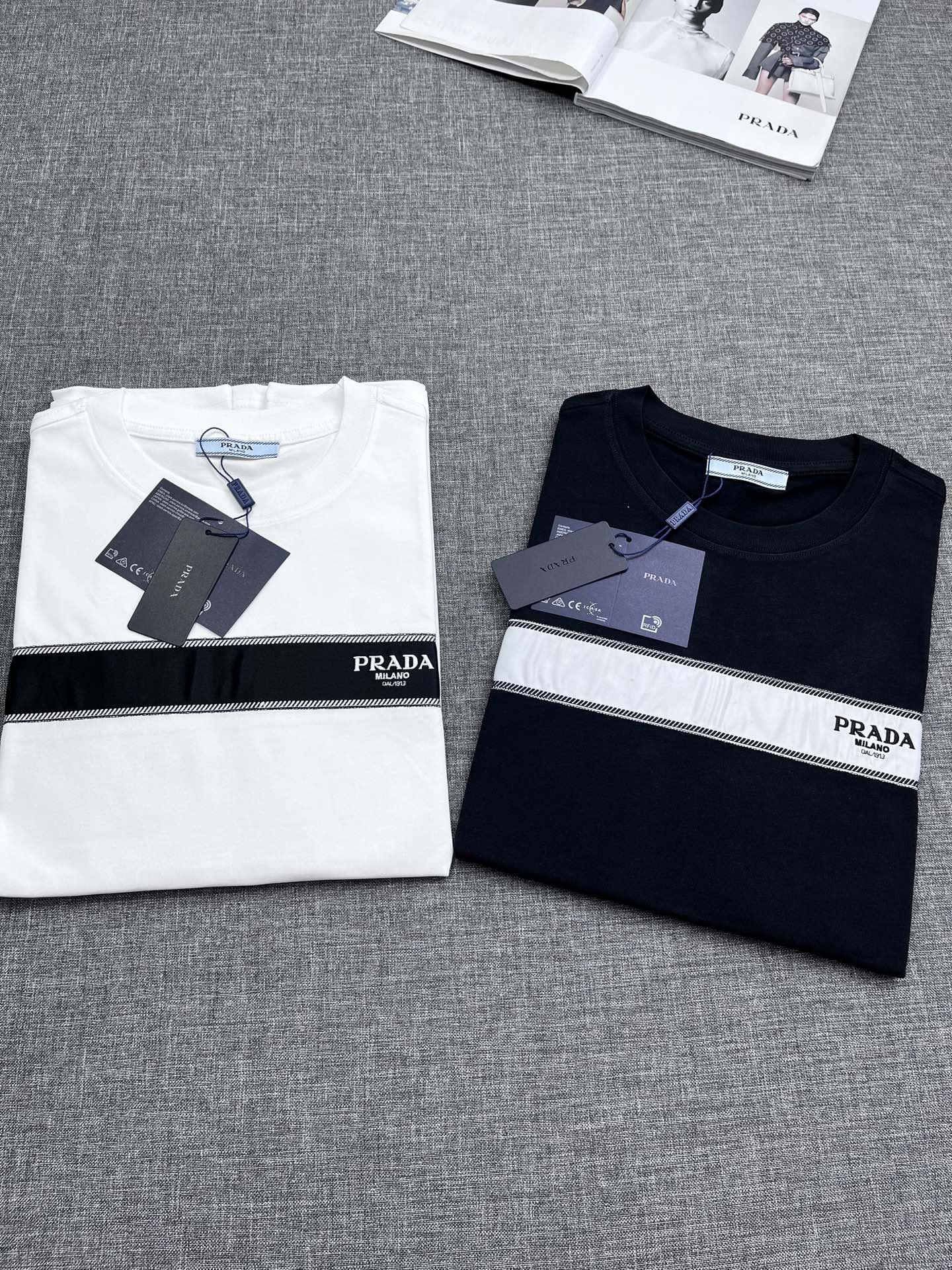 NO:438622,Prada 2025 summer round neck short-sleeved T-shirt. A classic and elegant style, the kind that can be worn for ten years is still popular. You must collect a few pieces. You must collect the rare and exquisite style!  A good taste!  It is important that it cannot be avoided in any season when it is 100% imported top-grade pure cotton!  Fine weaving!  solid!  One of the best cottons recognized in the world!  The texture is perfect! LOGO pattern design!  Perfectly enrich everyone's visual sense!  Make you feel clean and neat!  Fashionable and beautiful!  !  Only by wearing Prada's short-sleeved shirt can you know what is worth it!  PRADA has always been a quality life pursued by European aristocrats and upper class scholars. This simple and casual versatile T-shirt is a personal luxury item with fashionable colors. Luxury materials and rigorous craftsmanship are the main tools for PRADA to attract fans. The flat and stylish round neck is warm, comfortable and easy to wear. The black and white colors have their own tone and handsome, and it is truly a world-class style!  The brand's design details are very exquisite, the upper body is light and stylish, and you have to buy the latest T-shirt every season. Faced with this consumable, it will save you the trouble of going out and outfitting. There are many letter T-shirts on the market, but this one is still rare to see. The streamlined tailoring and a light casual and artistic temperament give you enough spring to arrange the surface. Every person who pursues fashion, you might as well try it on the upper body!  Size S-XXL WM, prada, prada, T-shirt,tees, t-shirt,alexander wang19860909Prada 普拉达 2025夏款圆领短袖T恤 经典大方的款式,可以穿十年都还是流行的那种,你一定要收藏几件,难得精致极致的款,你一定要收！好品味的一件！重要到哪个季节都绕不开它百分百进口顶级纯棉棉！织法精细！结实！世界公认最好的棉之一！手感质感都极完美! LOGO图案设计！完美的丰富大家的视觉感！让你感觉干净利落！时尚又好看！！穿上普拉达的这款短袖,才知道什么是人间太值得！PRADA一直都是欧洲贵族和上流社会雅士追求的品质生活这款简易休闲百搭T恤更是穿出个人奢侈的单品色彩时尚 奢侈的材质和严谨的工艺是PRADA圈粉的主要利器平整有型的圆领,版型温暖舒适好穿又好搭,黑白双色自带腔调和帅气,真正的一款打天下！品牌的设计细节十分考究,上身轻便有型,每季都要入手最新的T恤,面对这种消耗品,直接省了你出门穿搭的烦恼,市面上的字母T恤有很多,但这款还很难得一见了,信手拈来的流线剪裁,淡淡的休闲文艺气质,给足春日的排面,每个对时髦度有追求的你,都不妨上身一试！尺码S-XXL WM,,prada,prada,T-shirt,tees，t-shirt,alexander wang,Men's clothing