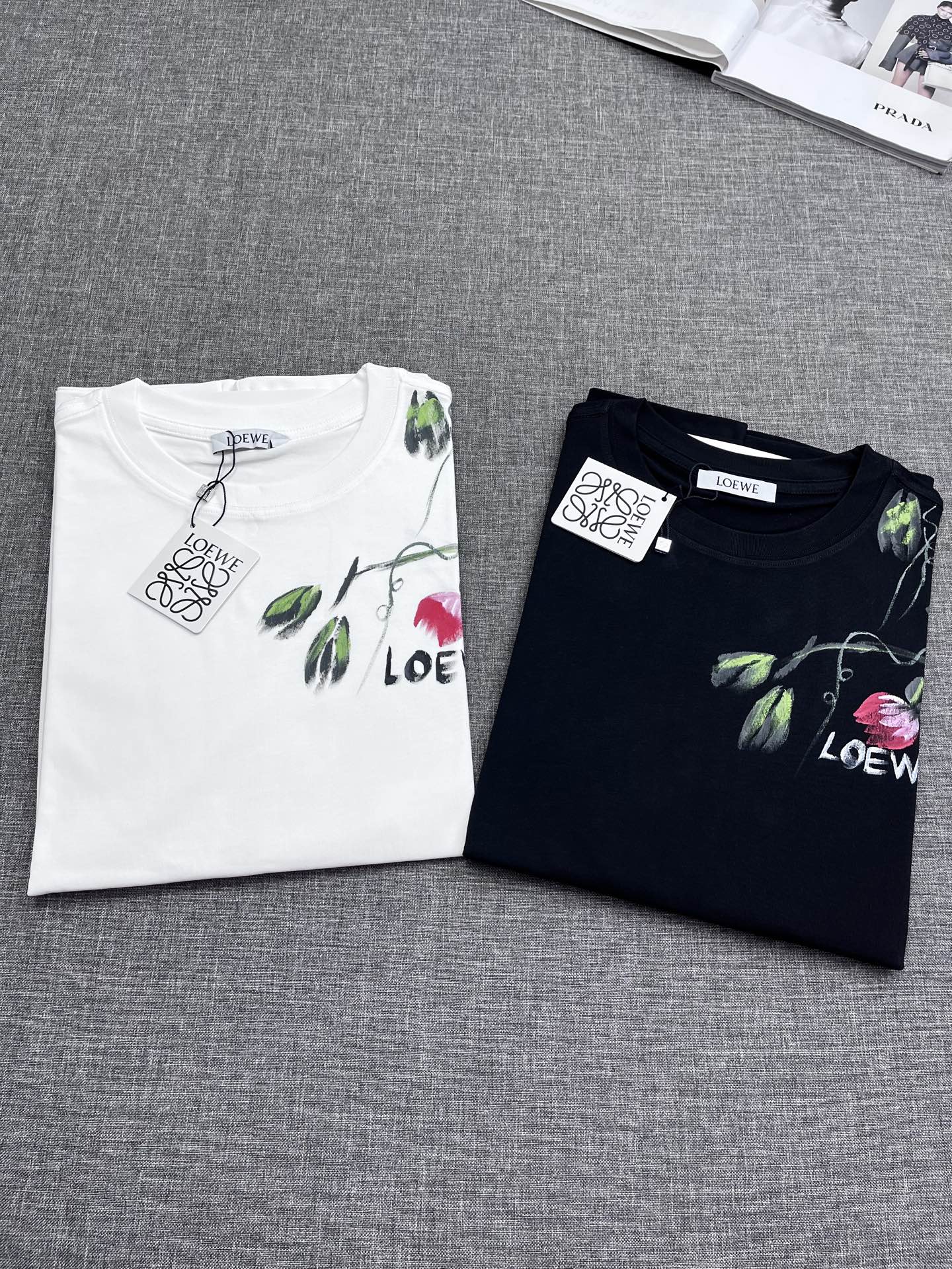 NO:438663,LOEWE/Luoyiwei round neck short-sleeved T-shirt, trading company channel goods, pure blood quality, 25 spring and summer new products, G.com simultaneously sold, popular hot models in the buyer store, exclusive sale!  A single item with great brand elements is in line with the aesthetic form of LOEWE fashion, with a LOGO on the chest, which is very eye-catching and fashionable detailed design, highlighting the brand characteristics and is quite recognizable!  The quality is first-class, and the craftsmanship and fabrics are all supplied by foreign merchants. Egypt's high-quality combed cotton has a strong sense of cotton, excellent comfort, self-evident skin-friendly, and exquisite details. For minimalist and highly artistic T-shirts, there are never too many wardrobes. They are very outstanding in casual outfits and full of tone!  Size S- XXL WM, loewe, loewe, T-shirt,tees, t-shirt,alexander wang19860909LOEWE/罗意威圆领短袖T恤,贸易公司渠道货,纯正血统品质,25春夏新品,G网同步售卖,买手店里的人气热款,独家发售！极富品牌元素特征的一款单品,符合LOEWE时装美学形态设计,胸前配有LOGO,非常招眼且时髦的细节设计,凸显出品牌特质,相当具有辨识度！品相一流,工艺与面料皆为外商客供,埃及优质精梳棉,棉感十足,舒适度绝佳,亲肤性不言而喻,细节精致考究,对于极简且艺术感极强的T恤,衣橱永远不嫌多,随意穿搭都非常出彩,腔调十足！尺码S- XXL WM,,loewe,loewe,T-shirt,tees，t-shirt,alexander wang,Men's clothing