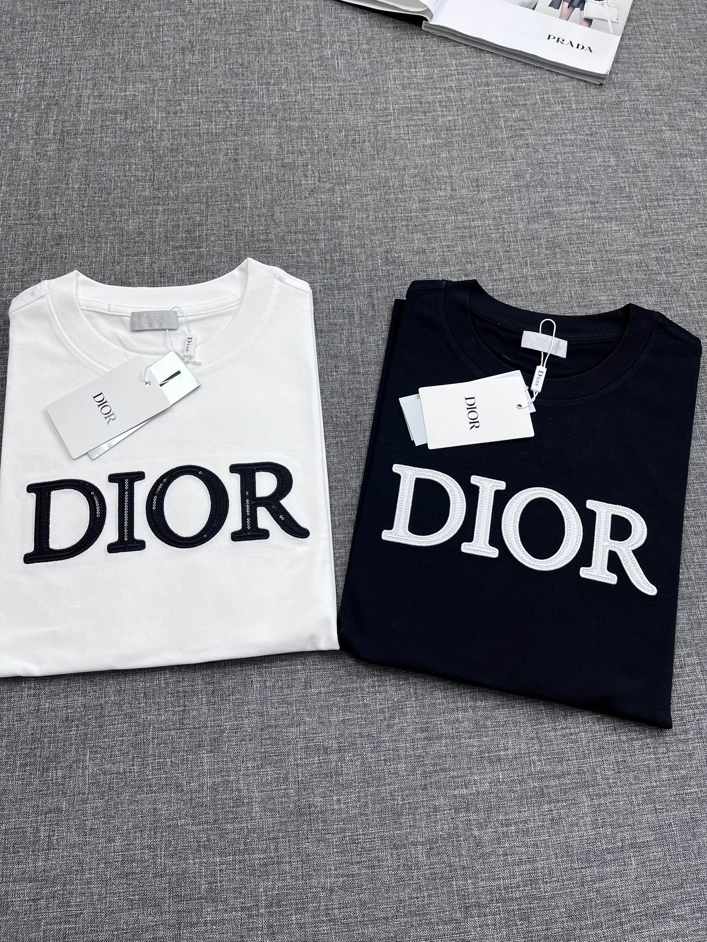 NO:438659,DI*R Dior summer men's round neck short-sleeved T-shirt, heavy foreign goods, classic star-grade items, high-end fashion show styles, advertising album image blockbusters, as a must-have series every season, undertakes all the matching protagonists of official promotion, becoming the harvester for celebrities from all over the world. Hong Kong dollar, 'minimal' is the most in-depth application of its signature tone. It does not require complicated decoration, and can also easily express the sense of fashion through the fullness of borrowing positions. The visual presents a low-key, light and luxurious gorgeous feeling. The customer's selected fabrics are available, and the comfort cannot be described in words. The quality is excellent, the style is smooth and perfect, the upper body effect is simply amazing, and the versatile product that easily spans the four seasons!  Size S-XXL WM,dior,T-shirt,tees,t-shirt,alexander wang19860909DI*R 迪奥夏款男士圆领短袖T恤,重磅洋行货,经典明星级单品,高级时装秀场款,广告画册形象大片搭配款,作为每一季必出系列,承担了官方宣传的所有搭配主角,成为各国明星男神的收割机,港币元,“极简”作为其招牌基调运用的入木三分,无需繁杂的修饰,亦可轻松将时髦感通过借位丰满的表现出来,视觉呈现出低调轻奢的华丽之感,客供甄选面料,舒适度无法用语言形容,品相极为优等,版型线条流畅完美,上身效果颜值简直爆表,轻松横跨四季的百搭神品！尺码S-XXL WM,,dior,T-shirt,tees，t-shirt,alexander wang,Men's clothing