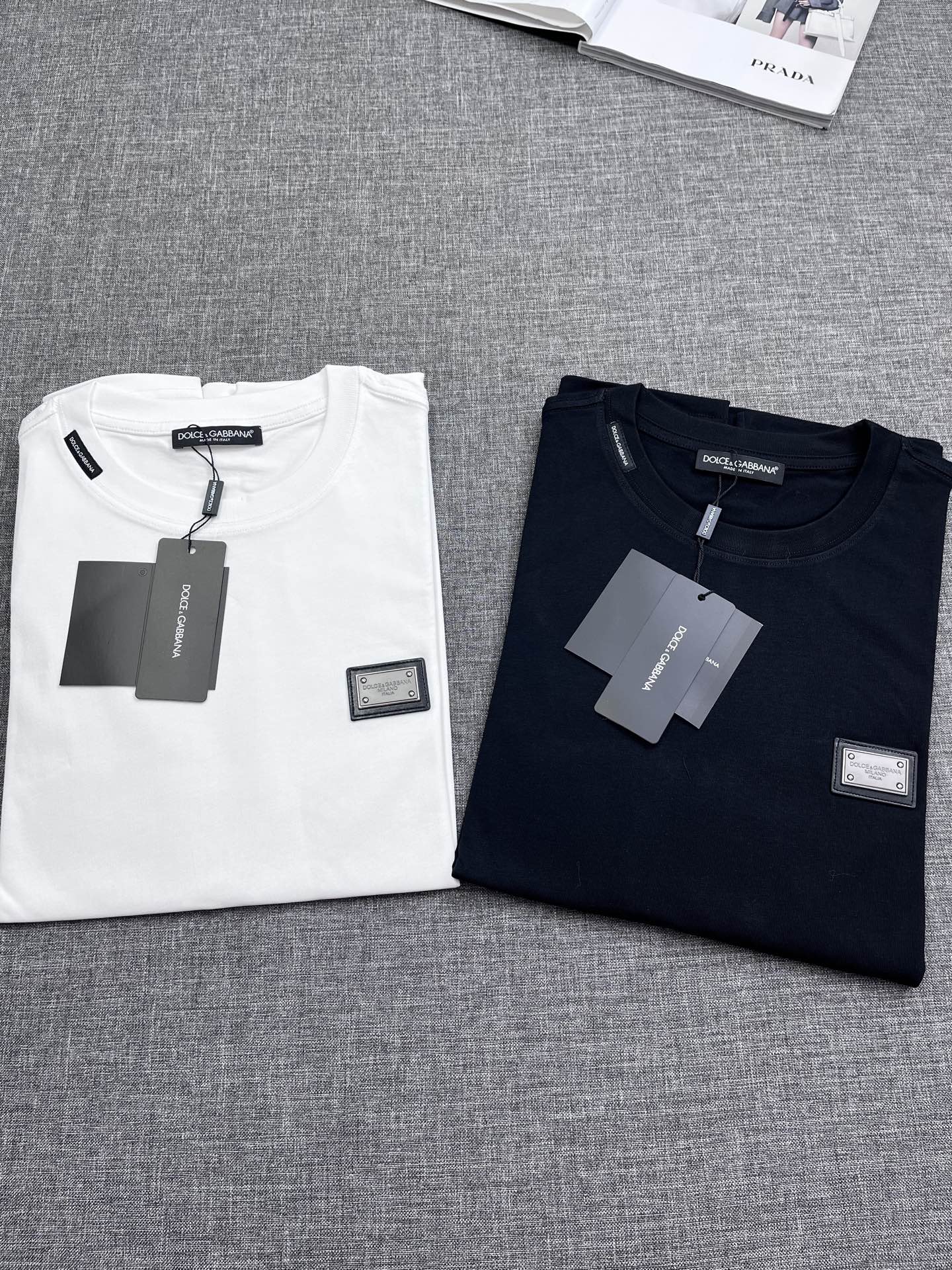 NO:438654,DG Dolce & Gabbana Spring and Summer New Product Round-neck Casual Pure Cotton Short-sleeved T-shirt, made of high-quality imported Korean cotton, with multiple materials in the same color and harmonious splicing. Original production, high-quality shipment, overall cargo line, large goods with 0 residual rate, wireless head, and excellent upper body style!  Color black Off-white Number of codes: S-XXL WM, Dolce & Gabbana, T-shirt,tees, t-shirt,alexander wang19860909DG 杜嘉班纳 春夏新品 圆领休闲纯棉短袖T恤,选用高品质韩国进口棉打造,同色系多种材质拼接和谐 原厂出品,高品质出货,车工走线整体,大货0残率,无线头,上身版型超赞！颜色黑色 灰白色 码数: S-XXL WM,,Dolce&Gabbana,T-shirt,tees，t-shirt,alexander wang,Men's clothing