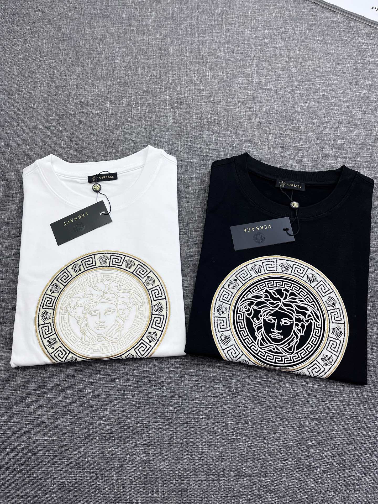 NO:438673,VERSACE/Versace Men's mercerized cotton round neck short-sleeved T-shirt, new spring and summer products, special counter windows and display style!  As a classic ace product of VS Home, this season still continues the highly recognizable avatar elements, and the craftsmanship is very eye-catching and shocking in terms of vision. It occupies the entire visual focus, brings fashion aesthetics to the extreme, and strongly boasts and interprets identity!  The comfort of the customer-supplied combed cotton is self-evident, with a perfect and first-class appearance, and an excellent style. It is very handsome whether it is worn inside or alone!  Size S-XXL U, versace, versace, T-shirt, tees, t-shirt, alexander wang19860909VERSACE/范思哲 男士丝光棉圆领短袖T恤,25春夏新品,专柜橱窗主打展示款！作为VS家的经典王牌产品,这一季仍然延续了极富高强辨识度的头像元素,非常重工匠心的工艺,视觉方面相当吸睛震撼,占据了整个视觉焦点,将时装美学发挥到极致,且很有力的标榜和诠释出身份！客供精梳棉舒适度不言而喻,品相完美一流,极好的版型,无论内搭还是单穿都爆帅十足！尺码S-XXL U,,versace,versace,T-shirt,tees，t-shirt,alexander wang,Men's clothing