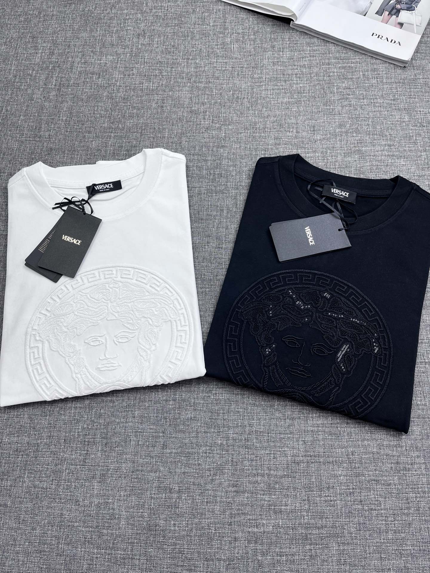 NO:438651,VERSACE/Versace Men's mercerized cotton round neck short-sleeved T-shirt, new spring and summer products, special counter windows and display style!  As a classic ace product of VS Home, this season still continues the highly recognizable avatar elements, and the craftsmanship is very eye-catching and shocking in terms of vision. It occupies the entire visual focus, brings fashion aesthetics to the extreme, and strongly boasts and interprets identity!  The comfort of the customer-supplied combed cotton is self-evident, with a perfect and first-class appearance, and an excellent style. It is very handsome whether it is worn inside or alone!  Size S-XXL WM, versace, versace, T-shirt, tees, t-shirt, alexander wang19860909VERSACE/范思哲 男士丝光棉圆领短袖T恤,25春夏新品,专柜橱窗主打展示款！作为VS家的经典王牌产品,这一季仍然延续了极富高强辨识度的头像元素,非常重工匠心的工艺,视觉方面相当吸睛震撼,占据了整个视觉焦点,将时装美学发挥到极致,且很有力的标榜和诠释出身份！客供精梳棉舒适度不言而喻,品相完美一流,极好的版型,无论内搭还是单穿都爆帅十足！尺码S-XXL WM,,versace,versace,T-shirt,tees，t-shirt,alexander wang,Men's clothing