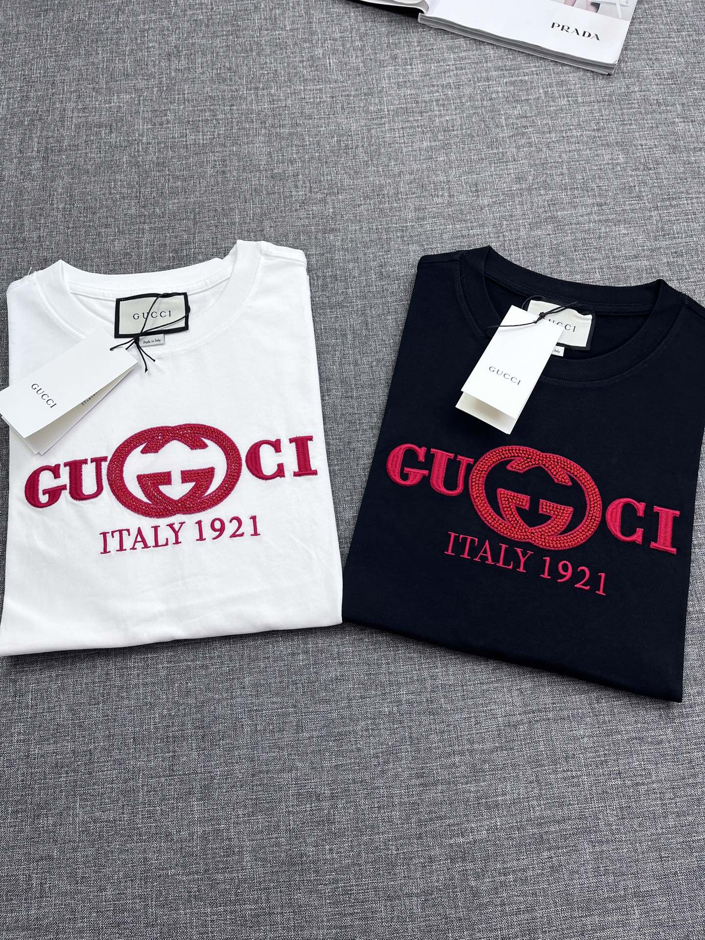 NO:438646,Guc*i Guc*i new round neck short-sleeved T-shirt for men in spring and summer 2025. Trading company orders, Italian custom combed cotton fabric, extracted from natural plant fibers, soft feel, comfortable to wear, and not easily irritated skin. Such fabric has good moisture absorption and breathability. Unique design of letters on the chest. Custom printed patterns, three-dimensional and exquisite patterns, moving details everywhere, very unique design, three-dimensional Italian tailoring, handsome upper body, high-end quality, a must-have item for the brand control of the ashes, giving men the most exquisite dress S-XXL WM,,gucci, T-shirt,tees, t-shirt,alexander wang19860909Guc*i古奇2025年春夏季男士新款圆领短袖T恤.贸易公司订单,意大利定制精梳棉面料,以天然植物纤维提炼出来,手感柔软,穿着舒适,完全不易有刺激皮肤,这样的面料吸湿性、透气性良好.胸前字母独特设计 定制印花图案,图案立体精美,细节处处动人,非常独特的设计,立体意式剪裁,上身帅气十足,高端品质,骨灰级品牌控必入的一款单品,给予男人最精致打扮 尺码S-XXL WM,,gucci,T-shirt,tees，t-shirt,alexander wang,Men's clothing