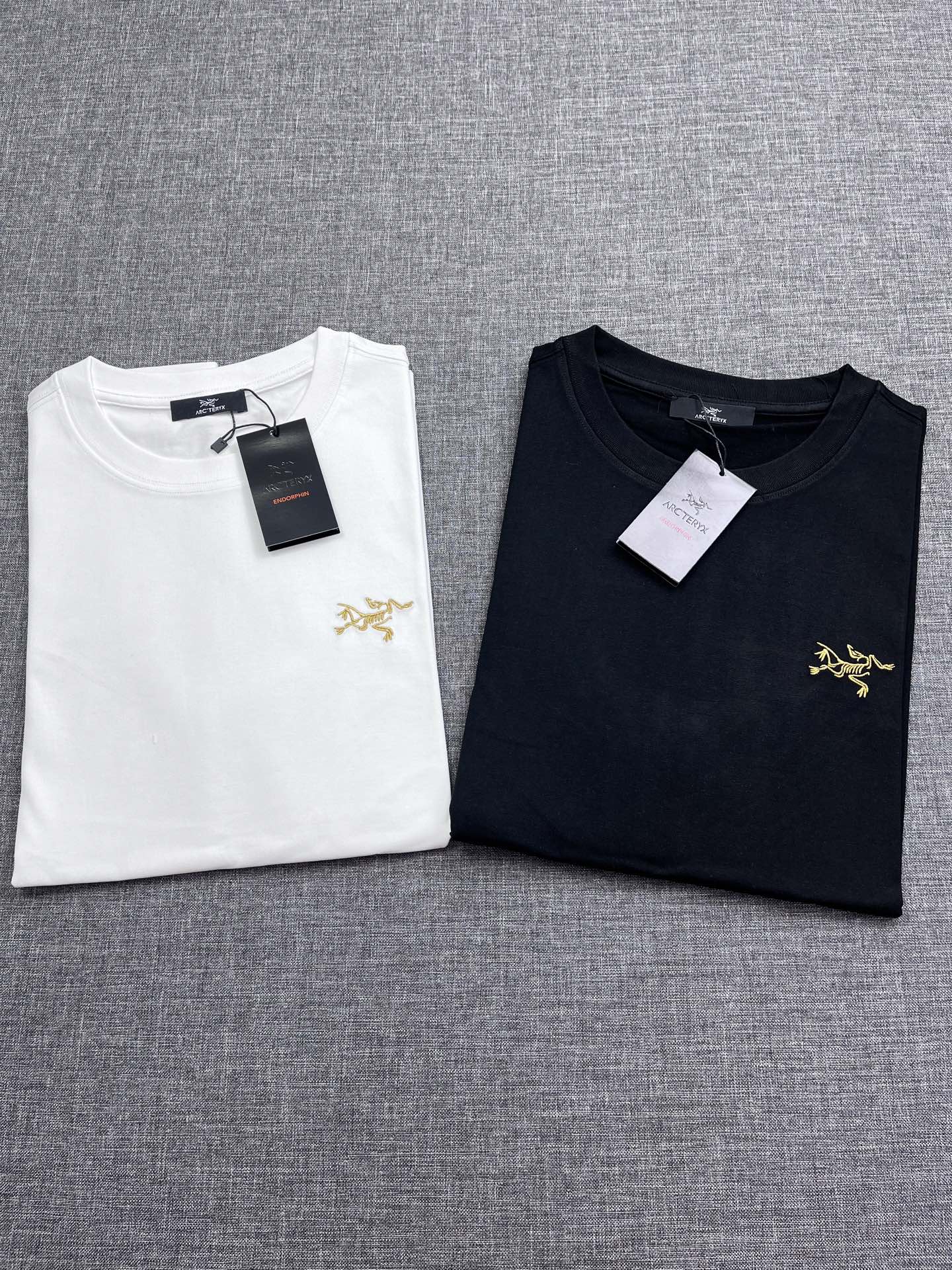 NO:438679,Archaeopteryx exclusively for spring and summer new original single men's round neck short-sleeved T-shirts sold simultaneously in counters High-end quality Fashionable and versatile hot products Custom imported pure cotton fabric Printed letter logo pattern design on chest soft and delicate touch, comfortable to wear, OEM factory made with fine upper body very handsome and stylish, must-have items for men Size S-XXL U,arc'teryx,T-shirt,tees,t-shirt,alexander wang19860909始祖鸟独家专供春夏新款原单男士圆领短袖T恤 专柜同步售卖 高端品质 时尚百搭爆款 定制进口纯棉面料 胸前印胶字母logo图案设计 手感柔软细腻 穿着亲肤舒适 代工厂精细做上身非常帅气有型 男士必备单品 尺码S-XXL U,arc'teryx,T-shirt,tees，t-shirt,alexander wang,Men's clothing