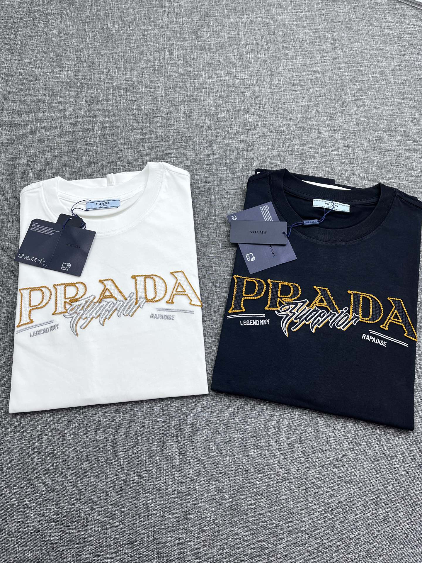 NO:438642,Prada 2025 summer round neck short-sleeved T-shirt. A classic and elegant style, the kind that can be worn for ten years is still popular. You must collect a few pieces. You must collect the rare and exquisite style!  A good taste!  It is important that it cannot be avoided in any season when it is 100% imported top-grade pure cotton!  Fine weaving!  solid!  One of the best cottons recognized in the world!  The texture is perfect! LOGO pattern design!  Perfectly enrich everyone's visual sense!  Make you feel clean and neat!  Fashionable and beautiful!  !  Only by wearing Prada's short-sleeved shirt can you know what is worth it!  PRADA has always been a quality life pursued by European aristocrats and upper class scholars. This simple and casual versatile T-shirt is a personal luxury item with fashionable colors. Luxury materials and rigorous craftsmanship are the main tools for PRADA to attract fans. The flat and stylish round neck is warm, comfortable and easy to wear. The black and white colors have their own tone and handsome, and it is truly a world-class style!  The brand's design details are very exquisite, the upper body is light and stylish, and you have to buy the latest T-shirt every season. Faced with this consumable, it will save you the trouble of going out and outfitting. There are many letter T-shirts on the market, but this one is still rare to see. The streamlined tailoring and a light casual and artistic temperament give you enough spring to arrange the surface. Every person who pursues fashion, you might as well try it on the upper body!  Size S-XXL WM, prada, prada, T-shirt,tees, t-shirt,alexander wang19860909Prada 普拉达 2025夏款圆领短袖T恤 经典大方的款式,可以穿十年都还是流行的那种,你一定要收藏几件,难得精致极致的款,你一定要收！好品味的一件！重要到哪个季节都绕不开它百分百进口顶级纯棉棉！织法精细！结实！世界公认最好的棉之一！手感质感都极完美! LOGO图案设计！完美的丰富大家的视觉感！让你感觉干净利落！时尚又好看！！穿上普拉达的这款短袖,才知道什么是人间太值得！PRADA一直都是欧洲贵族和上流社会雅士追求的品质生活这款简易休闲百搭T恤更是穿出个人奢侈的单品色彩时尚 奢侈的材质和严谨的工艺是PRADA圈粉的主要利器平整有型的圆领,版型温暖舒适好穿又好搭,黑白双色自带腔调和帅气,真正的一款打天下！品牌的设计细节十分考究,上身轻便有型,每季都要入手最新的T恤,面对这种消耗品,直接省了你出门穿搭的烦恼,市面上的字母T恤有很多,但这款还很难得一见了,信手拈来的流线剪裁,淡淡的休闲文艺气质,给足春日的排面,每个对时髦度有追求的你,都不妨上身一试！尺码S-XXL WM,,prada,prada,T-shirt,tees，t-shirt,alexander wang,Men's clothing