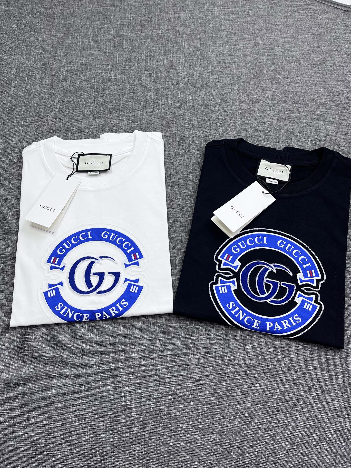 NO:438637,Guc*i Guc*i new round neck short-sleeved T-shirt for men in spring and summer 2025. Trading company orders, Italian custom combed cotton fabric, extracted from natural plant fibers, soft feel, comfortable to wear, and not easily irritated skin. Such fabric has good moisture absorption and breathability. Unique design of letters on the chest. Custom printed patterns, three-dimensional and exquisite patterns, moving details everywhere, very unique design, three-dimensional Italian tailoring, handsome upper body, high-end quality, a must-have item for the brand control of the ashes, giving men the most exquisite dress S-XXL WM,,gucci, T-shirt,tees, t-shirt,alexander wang19860909Guc*i古奇2025年春夏季男士新款圆领短袖T恤.贸易公司订单,意大利定制精梳棉面料,以天然植物纤维提炼出来,手感柔软,穿着舒适,完全不易有刺激皮肤,这样的面料吸湿性、透气性良好.胸前字母独特设计 定制印花图案,图案立体精美,细节处处动人,非常独特的设计,立体意式剪裁,上身帅气十足,高端品质,骨灰级品牌控必入的一款单品,给予男人最精致打扮 尺码S-XXL WM,,gucci,T-shirt,tees，t-shirt,alexander wang,Men's clothing