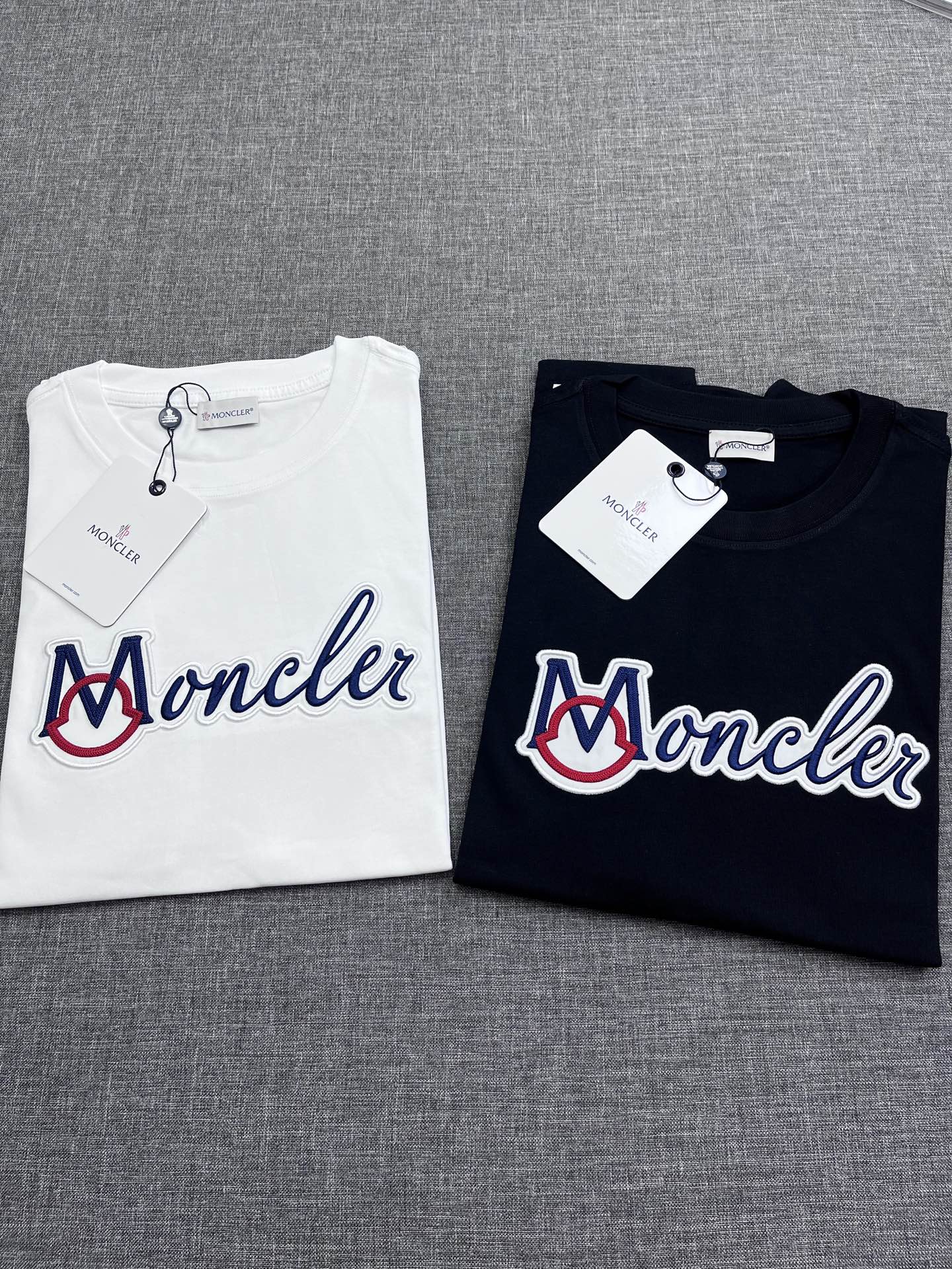 NO:438632,Moncler men's casual round neck short sleeves, Hong Kong foreign business channel products, 25 new products, pure blood quality, official sales series!  The overall design is quite amazing, perfectly inheriting the family's genes, interpreting unique British culture and fashion aesthetics to the extreme, low-key and fashionable and stunning details, reaching a consensus with the iconic elements on the chest. This detail is a soul-like injection, with a very distinctive and full of British accent!  Urban fashionable high-end items, simple, mature and restrained color matching, generous and elegant, meeting various daily wear needs, and are very outstanding in both inner wear and single wear!  Size S-XXL WM, Moncler, T-shirt, alexander wang19860909Moncler 蒙口男士休闲圆领短袖,香港洋行渠道臻品,25新品,纯正血统品质,官方主推售卖系列！整体的造型设计颇为惊艳,完美传承了家族的基因,将独有的英伦文化与时装美学阐释到极致,低调且时髦惊艳的细节处理,与胸前标志性元素达成共识,此细节属于灵魂式的注入,辨识度非常鲜明,满满的英伦腔调！都市时髦高级单品,配色简约轻熟内敛,大方且优雅十足,满足日常各种穿搭需求,无论内搭还是单穿都非常出彩！尺码S-XXL WM,,Moncler,T-shirt,alexander wang,Men's clothing