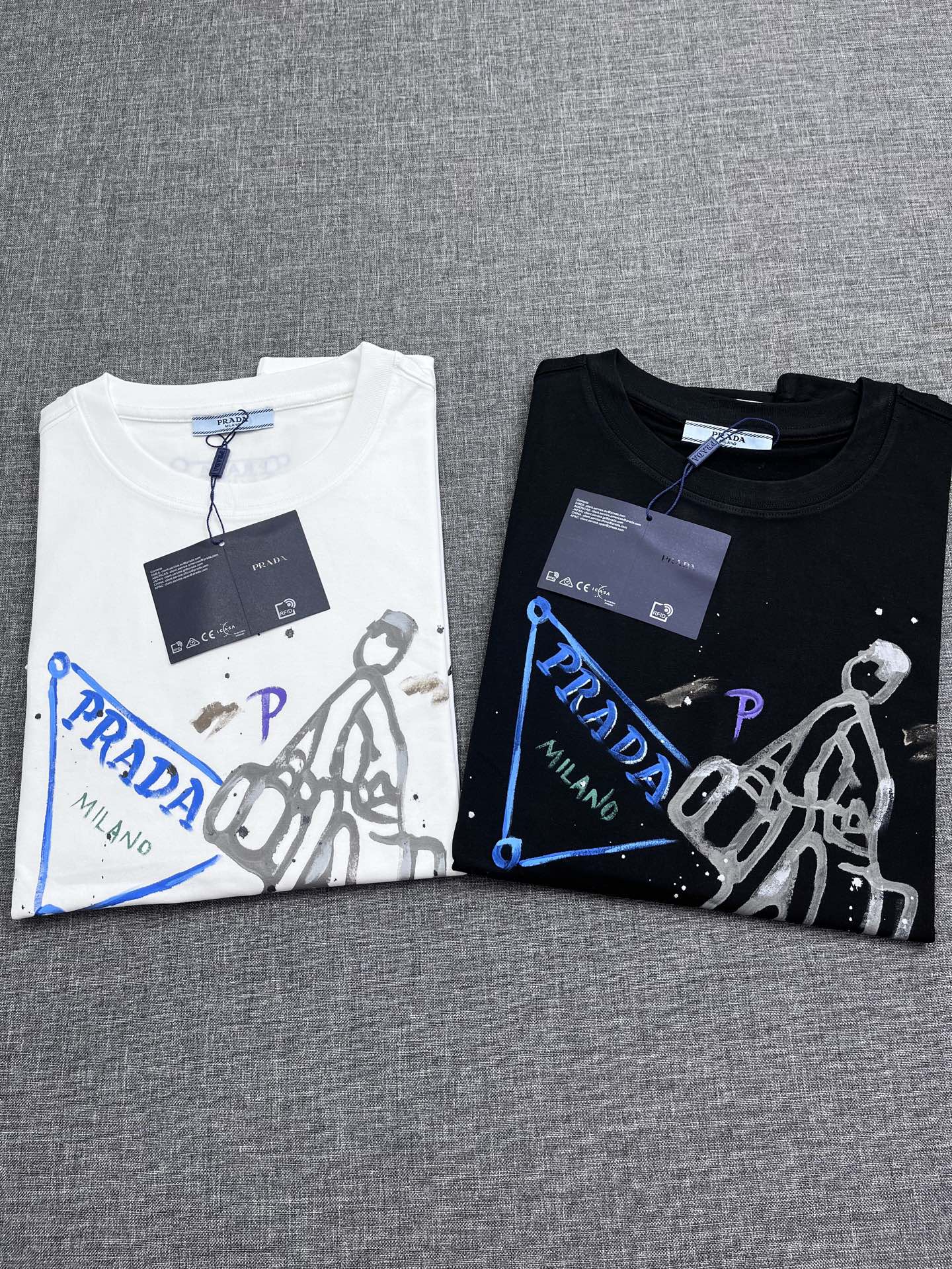 NO:438687,Prada 2025 summer round neck short-sleeved T-shirt. A classic and elegant style, the kind that can be worn for ten years is still popular. You must collect a few pieces. You must collect the rare and exquisite style!  A good taste!  It is important that it cannot be avoided in any season when it is 100% imported top-grade pure cotton!  Fine weaving!  solid!  One of the best cottons recognized in the world!  The texture is perfect! LOGO pattern design!  Perfectly enrich everyone's visual sense!  Make you feel clean and neat!  Fashionable and beautiful!  !  Only by wearing Prada's short-sleeved shirt can you know what is worth it!  PRADA has always been a quality life pursued by European aristocrats and upper class scholars. This simple and casual versatile T-shirt is a personal luxury item with fashionable colors. Luxury materials and rigorous craftsmanship are the main tools for PRADA to attract fans. The flat and stylish round neck is warm, comfortable and easy to wear. The black and white colors have their own tone and handsome, and it is truly a world-class style!  The brand's design details are very exquisite, the upper body is light and stylish, and you have to buy the latest T-shirt every season. Faced with this consumable, it will save you the trouble of going out and outfitting. There are many letter T-shirts on the market, but this one is still rare to see. The streamlined tailoring and a light casual and artistic temperament give you enough spring to arrange the surface. Every person who pursues fashion, you might as well try it on the upper body!  Size S-XXL U, prada, prada, T-shirt,tees, t-shirt,alexander wang19860909Prada 普拉达 2025夏款圆领短袖T恤 经典大方的款式,可以穿十年都还是流行的那种,你一定要收藏几件,难得精致极致的款,你一定要收！好品味的一件！重要到哪个季节都绕不开它百分百进口顶级纯棉棉！织法精细！结实！世界公认最好的棉之一！手感质感都极完美! LOGO图案设计！完美的丰富大家的视觉感！让你感觉干净利落！时尚又好看！！穿上普拉达的这款短袖,才知道什么是人间太值得！PRADA一直都是欧洲贵族和上流社会雅士追求的品质生活这款简易休闲百搭T恤更是穿出个人奢侈的单品色彩时尚 奢侈的材质和严谨的工艺是PRADA圈粉的主要利器平整有型的圆领,版型温暖舒适好穿又好搭,黑白双色自带腔调和帅气,真正的一款打天下！品牌的设计细节十分考究,上身轻便有型,每季都要入手最新的T恤,面对这种消耗品,直接省了你出门穿搭的烦恼,市面上的字母T恤有很多,但这款还很难得一见了,信手拈来的流线剪裁,淡淡的休闲文艺气质,给足春日的排面,每个对时髦度有追求的你,都不妨上身一试！尺码S-XXL U,,prada,prada,T-shirt,tees，t-shirt,alexander wang,Men's clothing