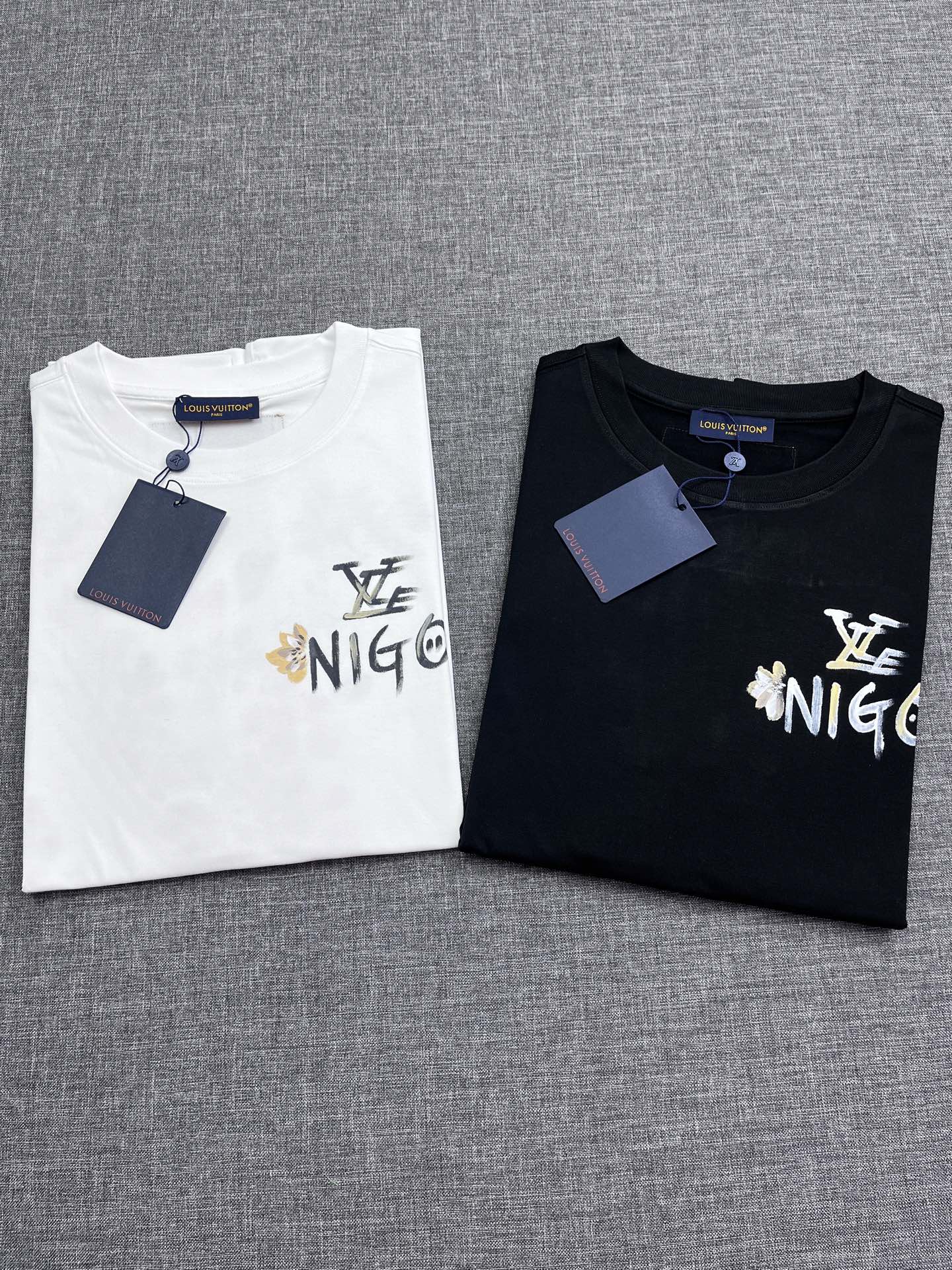 NO:438695,Donkey brand LV men's spring and summer round neck short sleeves, Hong Kong foreign company channel goods, heavy high-end products, high-end platinum-grade products, 25-year official cabinet new products, limited-edition sales in Europe!  The visual is quite elegant and fashionable, with a distinct recognition, retro and fashionable, very exquisite and high-end, perfectly flaunting the brand identity and full of savoring. From the main fabric to the detailed craftsmanship, all show the ingenuity of fashion and explain the essence of fashion to the extreme!  Customer-supplied high-end imported ready-to-wear fabrics, with perfect comfort and breathability, and the touch experience is self-evident, and the ultimate luxury enjoyment!  The mature color scheme has superior compatibility, full of luxury and temperament on the upper body, full of style, perfect business and leisure, and conforms to the urban elitist philosophy of life!  Size S-XXL U, louis vuitton,louis vuitton,t-shirt,alexander wang19860909驴牌lv男士春夏款圆领短袖,香港洋行渠道货,重磅高端臻品,高奢品鉴白金级单品,25年官柜新品,欧洲区域限量售卖款！视觉相当雅致时髦,辨识度颇为鲜明,复古且时髦,非常精致而高级,完美标榜了品牌身份,细品韵味十足,从主体面料到细节工艺,无一不彰显时装的匠心所在,将时装的精髓阐释到极致！客供高级进口成衣定织面料,舒适性与透气性完美兼备,触感体验不言而喻,奢华极致享受！轻熟的配色,兼容性优越,上身满满的奢贵感和气质感,型款十足,商务与休闲完美兼具,符合都市精英主义生活哲学！尺码S-XXL U,,louis vuitton,louis vuitton,T-shirt,alexander wang,Men's clothing