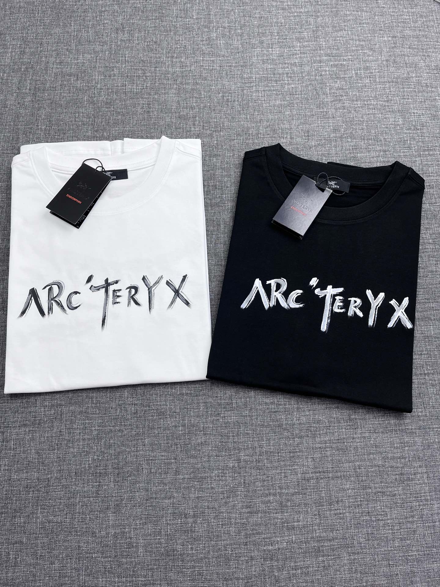 NO:438703,Archaeopteryx exclusively for spring and summer new original single men's round neck short-sleeved T-shirts sold simultaneously in counters High-end quality Fashionable and versatile hot products Custom imported pure cotton fabric Printed letter logo pattern design on chest soft and delicate touch, comfortable to wear, OEM factory made with fine upper body very handsome and stylish, must-have items for men Size S-XXL U,arc'teryx,T-shirt,tees,t-shirt,alexander wang19860909始祖鸟独家专供春夏新款原单男士圆领短袖T恤 专柜同步售卖 高端品质 时尚百搭爆款 定制进口纯棉面料 胸前印胶字母logo图案设计 手感柔软细腻 穿着亲肤舒适 代工厂精细做上身非常帅气有型 男士必备单品 尺码S-XXL U,arc'teryx,T-shirt,tees，t-shirt,alexander wang,Men's clothing