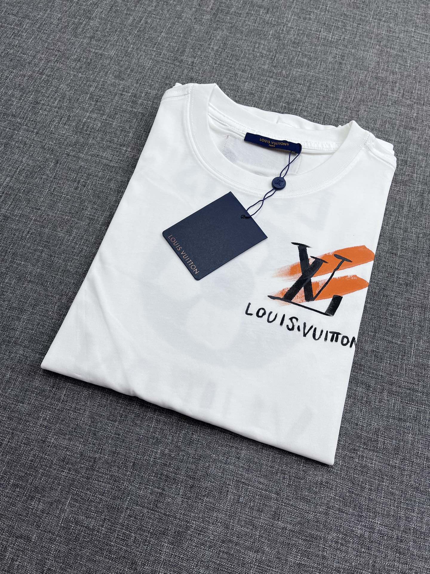 NO:438655,Donkey brand LV men's spring and summer round neck short sleeves, Hong Kong foreign company channel goods, heavy high-end products, high-end platinum-grade products, 25-year official cabinet new products, limited-edition sales in Europe!  The visual is quite elegant and fashionable, with a distinct recognition, retro and fashionable, very exquisite and high-end, perfectly flaunting the brand identity and full of savoring. From the main fabric to the detailed craftsmanship, all show the ingenuity of fashion and explain the essence of fashion to the extreme!  Customer-supplied high-end imported ready-to-wear fabrics, with perfect comfort and breathability, and the touch experience is self-evident, and the ultimate luxury enjoyment!  The mature color scheme has superior compatibility, full of luxury and temperament on the upper body, full of style, perfect business and leisure, and conforms to the urban elitist philosophy of life!  Size S-XXL WM, louis vuitton,louis vuitton,t-shirt,alexander wang19860909驴牌lv男士春夏款圆领短袖,香港洋行渠道货,重磅高端臻品,高奢品鉴白金级单品,25年官柜新品,欧洲区域限量售卖款！视觉相当雅致时髦,辨识度颇为鲜明,复古且时髦,非常精致而高级,完美标榜了品牌身份,细品韵味十足,从主体面料到细节工艺,无一不彰显时装的匠心所在,将时装的精髓阐释到极致！客供高级进口成衣定织面料,舒适性与透气性完美兼备,触感体验不言而喻,奢华极致享受！轻熟的配色,兼容性优越,上身满满的奢贵感和气质感,型款十足,商务与休闲完美兼具,符合都市精英主义生活哲学！尺码S-XXL WM,,louis vuitton,louis vuitton,T-shirt,alexander wang,Men's clothing