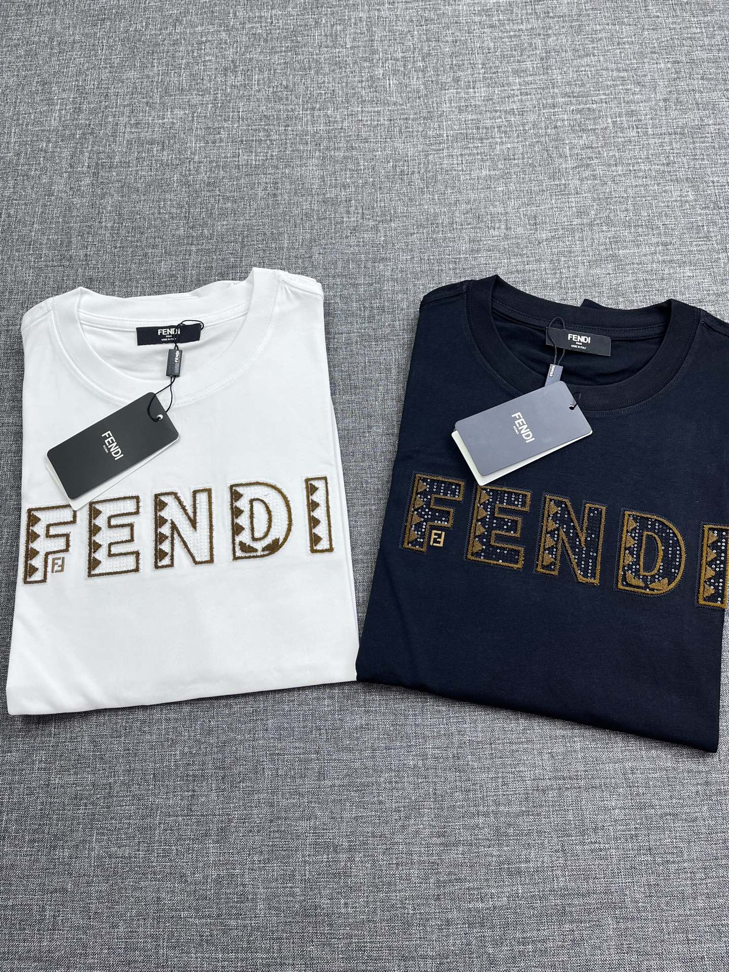 NO:438660,FENDI 25ss Spring and Summer New Short-sleeved T-shirt Men's Style This is a classic style, and this pattern is available every year!  Imported combed cotton is breathable and cool, does not shrink, does not deform easily, breathable and sweat-absorbing. Simple and not simple. Low-key and not vulgar. I like this temperament. I like the feeling of the upper body. The round neck is versatile. It is both a single-fitting base. It looks more textured. As a basic inner wear for daily life, it is all simple and fashionable. S-XXL WM, fendi, fendi, T-shirt, tees, t-shirt, alexander wang19860909FENDI 芬迪25ss春夏新款短袖T恤男款 这个是经典造型,每年都会有这个图案的！客供进口精梳棉 透气凉爽 不缩水,不易变形,透气吸汗 简约不简单 低调不庸俗 喜欢这种气质 更喜欢上身的感觉 圆领百搭 单穿打底两不误 看上去更有质感.作为日常的基础内搭,都是简型时尚的单品 码数S-XXL WM,,fendi,fendi,T-shirt,tees，t-shirt,alexander wang,Men's clothing