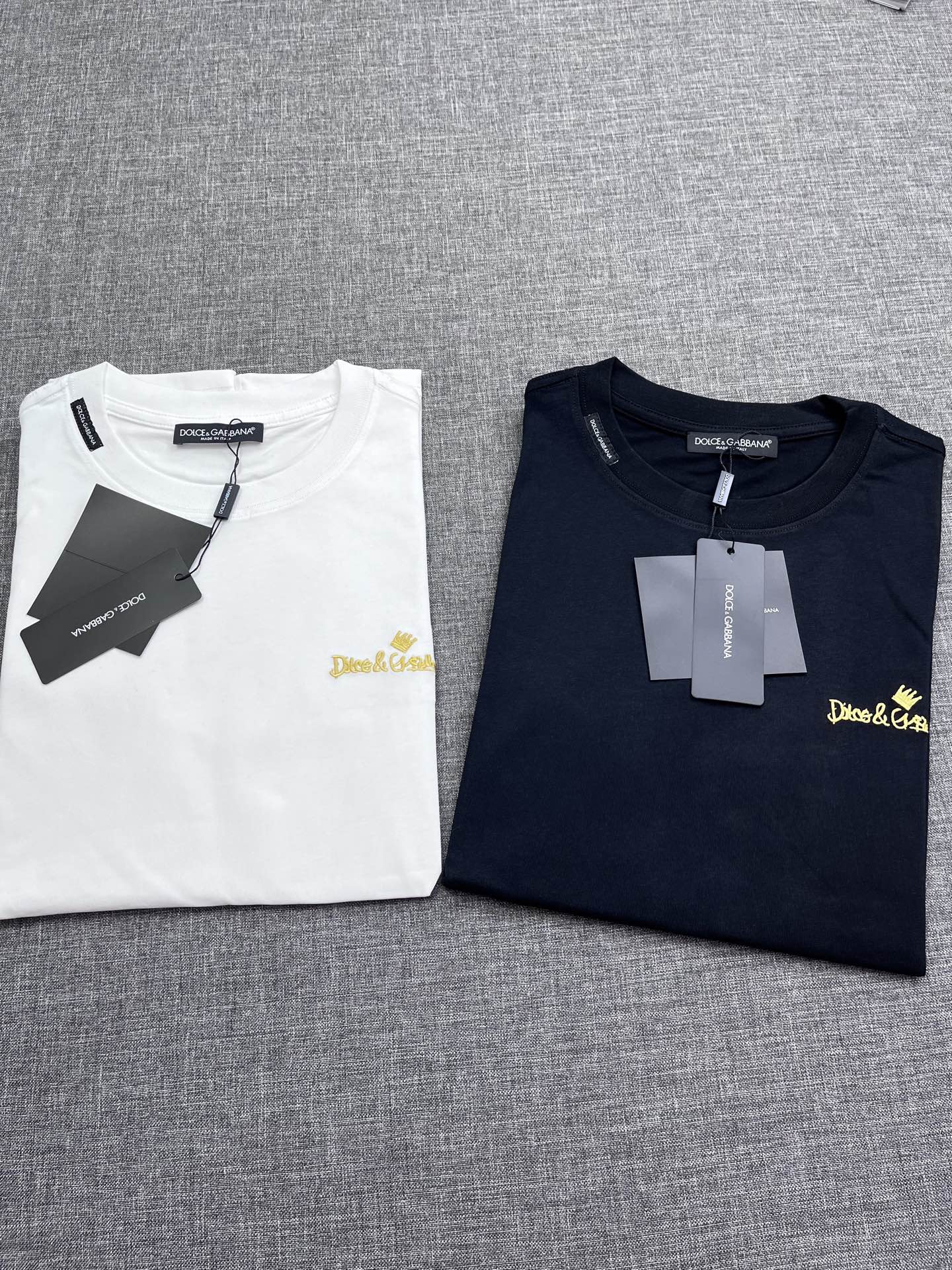 NO:438664,DG Dolce & Gabbana 2025 spring and summer new product round neck casual pure cotton short-sleeved T-shirt, made of high-quality imported cotton from South Korea, with multiple materials in the same color, harmonious splicing. Original production, high-quality shipment, overall cargo line, large goods with 0 residual rate, wireless head, and excellent upper body style!  Color black white Number of codes: S-XXL WM, Dolce & Gabbana, T-shirt,tees, t-shirt,alexander wang19860909DG 杜嘉班纳 2025春夏新品 圆领休闲纯棉短袖T恤,选用高品质韩国进口棉打造,同色系多种材质拼接和谐 原厂出品,高品质出货,车工走线整体,大货0残率,无线头,上身版型超赞！颜色黑色 白色 码数: S-XXL WM,,Dolce&Gabbana,T-shirt,tees，t-shirt,alexander wang,Men's clothing