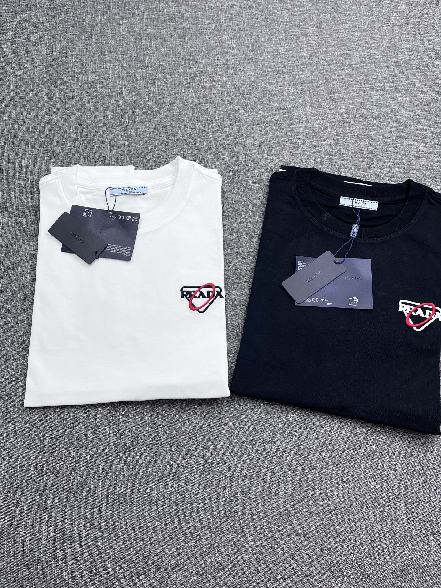 NO:438666,Prada 2025 summer round neck short-sleeved T-shirt. A classic and elegant style, the kind that can be worn for ten years is still popular. You must collect a few pieces. You must collect the rare and exquisite style!  A good taste!  It is important that it cannot be avoided in any season when it is 100% imported top-grade pure cotton!  Fine weaving!  solid!  One of the best cottons recognized in the world!  The texture is perfect! LOGO pattern design!  Perfectly enrich everyone's visual sense!  Make you feel clean and neat!  Fashionable and beautiful!  !  Only by wearing Prada's short-sleeved shirt can you know what is worth it!  PRADA has always been a quality life pursued by European aristocrats and upper class scholars. This simple and casual versatile T-shirt is a personal luxury item with fashionable colors. Luxury materials and rigorous craftsmanship are the main tools for PRADA to attract fans. The flat and stylish round neck is warm, comfortable and easy to wear. The black and white colors have their own tone and handsome, and it is truly a world-class style!  The brand's design details are very exquisite, the upper body is light and stylish, and you have to buy the latest T-shirt every season. Faced with this consumable, it will save you the trouble of going out and outfitting. There are many letter T-shirts on the market, but this one is still rare to see. The streamlined tailoring and a light casual and artistic temperament give you enough spring to arrange the surface. Every person who pursues fashion, you might as well try it on the upper body!  Size S-XXL WM, prada, prada, T-shirt,tees, t-shirt,alexander wang19860909Prada 普拉达 2025夏款圆领短袖T恤 经典大方的款式,可以穿十年都还是流行的那种,你一定要收藏几件,难得精致极致的款,你一定要收！好品味的一件！重要到哪个季节都绕不开它百分百进口顶级纯棉棉！织法精细！结实！世界公认最好的棉之一！手感质感都极完美! LOGO图案设计！完美的丰富大家的视觉感！让你感觉干净利落！时尚又好看！！穿上普拉达的这款短袖,才知道什么是人间太值得！PRADA一直都是欧洲贵族和上流社会雅士追求的品质生活这款简易休闲百搭T恤更是穿出个人奢侈的单品色彩时尚 奢侈的材质和严谨的工艺是PRADA圈粉的主要利器平整有型的圆领,版型温暖舒适好穿又好搭,黑白双色自带腔调和帅气,真正的一款打天下！品牌的设计细节十分考究,上身轻便有型,每季都要入手最新的T恤,面对这种消耗品,直接省了你出门穿搭的烦恼,市面上的字母T恤有很多,但这款还很难得一见了,信手拈来的流线剪裁,淡淡的休闲文艺气质,给足春日的排面,每个对时髦度有追求的你,都不妨上身一试！尺码S-XXL WM,,prada,prada,T-shirt,tees，t-shirt,alexander wang,Men's clothing