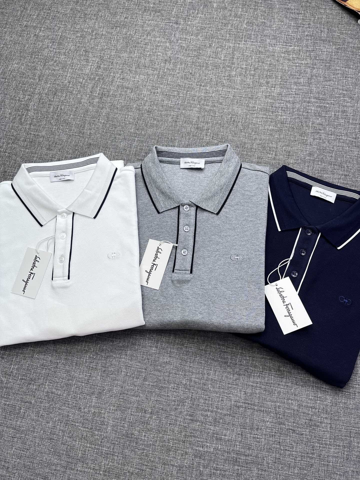 NO:600992,Ferrag*mo Ferragamo's early autumn counter synchronized series of high-end ready-to-wear long-sleeved polo shirts and lapel T-shirts are a must-have item for successful men!  The brand logo on the chest is heavily designed, fashionable and European light luxury style, suitable for both leisure and business use. Made of imported 120-count piqué cotton, comfortable and breathable, easy to iron and wrinkle-free. It is embellished with brand elements and patterns, and its eye-catching effect is no less than any classic style. It can be called a synonym for luxury and elegance. It perfectly presents the sense of fashion, high-end and luxury to the world!  Regular slim curved cut design!  Size M-3XL,,ferragamo,ferragamo,tees,t-shirt,alexander wang19860909Ferrag*mo 菲拉格慕 早秋专柜同步系列高端成衣长袖polo衫翻领T恤 成功男士必备单品！胸前品牌logo重工设计 时尚筒欧轻奢风 休闲商 务两用 进口120支珠地棉制成,舒适透气 免烫不易皱 搭配品牌元素图案点缀,其吸睛度完全不亚于任何经典款式,堪称华贵典雅的代 名词 将时髦高级感与奢华感完美呈现在世人眼前！常规修身的弧形剪裁设计！尺码M-3XL,,ferragamo,ferragamo,tees，t-shirt,alexander wang,Men's clothing