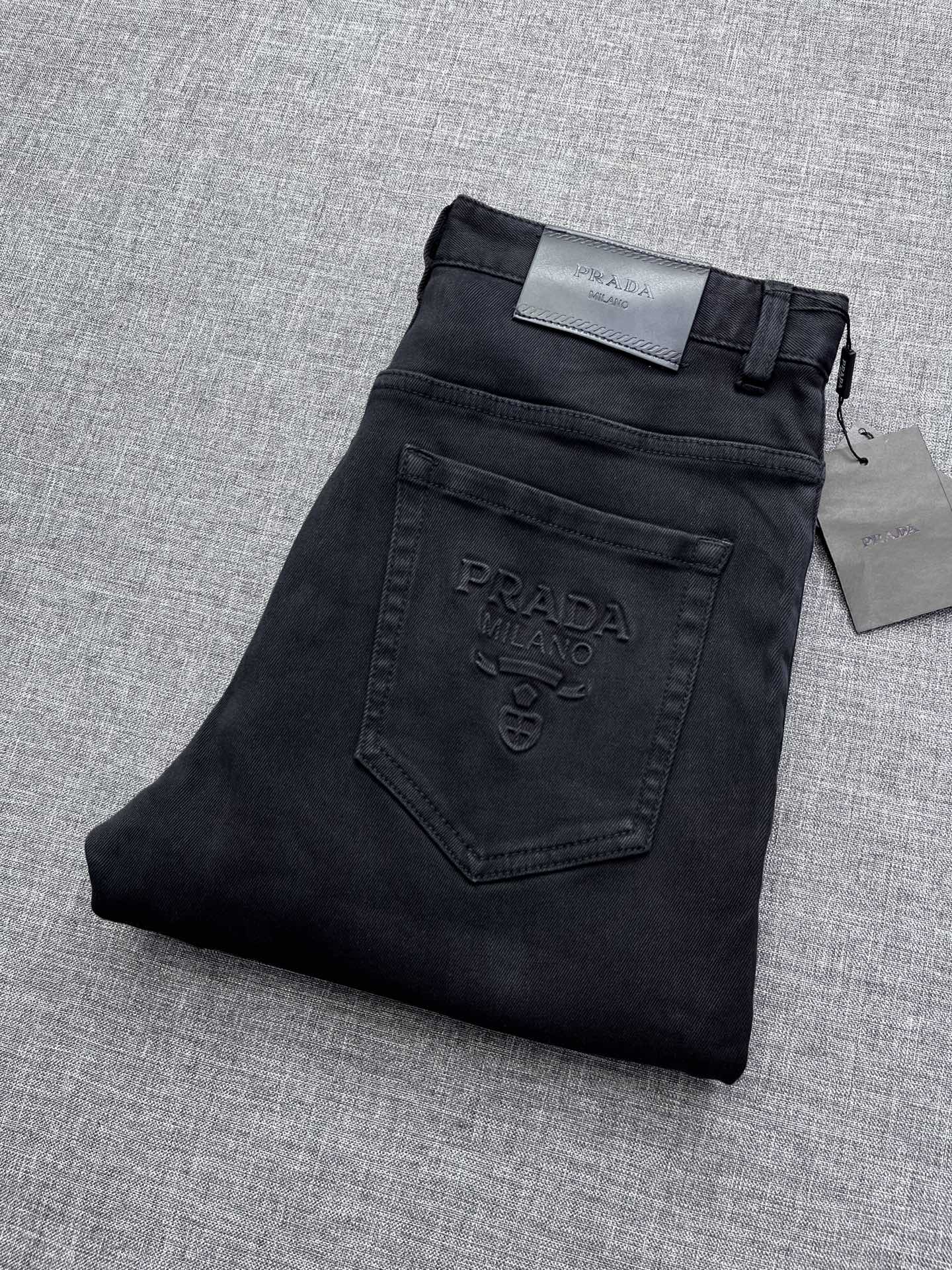 NO:600561,PRADA Produced by the Prada family, counter price + super soft washed jeans, rare goods ordered by trading companies, handsome upper body, small straight design, slim tailoring, top-quality casual cotton for men!  High-end stretch all-season versatile commuter denim men's pants!  !  !  The style is extremely versatile, the fabric is stretchy, and the material is also very outstanding. It has a retro and old-fashioned style, and the thick fabric is suitable for wearing in all seasons. It is an exclusive first-ever model in the industry. It is directly distributed to the list of famous stores. All major shopping mall counters in Guangzhou Taikoo Hui in HK are selling this style. In the future, you will see celebrities wearing it, and it is a versatile commuting style in all seasons!  !  !  These high-end slim fit stretch skinny jeans are versatile and comfortable, noble and limited edition!  Pure foreign trade Prada main line ace trade goods, this batch is the only one, exclusive in the industry, shared with loyal fans all over the country, one configuration per person, the order quantity is very rare, those who know the goods hurry up and buy it!  ba code number 29-38,,prada,prada,jeans,alexander wang19860909PRADA 普拉达家族出品 柜价+ 超柔和水洗牛仔裤 罕见贸易公司订单牛货,上身爆帅,小直筒设计,修身裁剪,男款顶级休闲棉质！高端弹力四季百搭通勤牛仔男裤！！！ 款式极其的百搭,面料弹力,材质也十分出众,有点复古做旧的风格,厚面料适合四季穿着业内独家首发款,直接分配到名品店的单子,HK各大商场专柜广州太古汇都在热卖此款,后期你们会看到各路明星上身,四季百搭通勤款！！！这类高端的修身弹力紧身牛仔裤,百搭而且舒适,高贵而且限量！纯正外贸普拉达主线王牌贸易货,仅此一批,业界独家,分享给全国各地的忠实粉丝,人手一条的配置,订单量非常稀少、懂货们抓紧抢购吧！ ba码数29-38,,prada,prada,jeans,alexander wang,Men's clothing