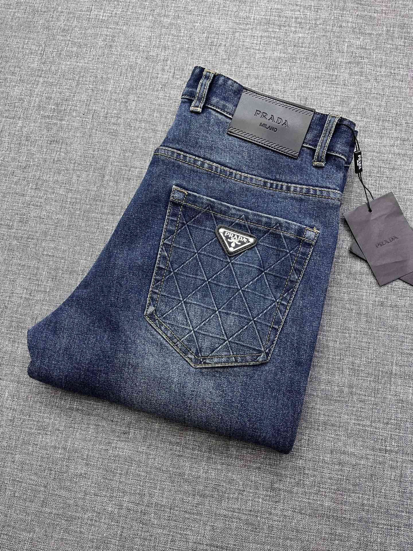 NO:600555,PRADA Produced by the Prada family, counter price + super soft washed jeans, rare goods ordered by trading companies, handsome upper body, small straight design, slim tailoring, top-quality casual cotton for men!  High-end stretch all-season versatile commuter denim men's pants!  !  !  The style is extremely versatile, the fabric is stretchy, and the material is also very outstanding. It has a retro and old-fashioned style, and the thick fabric is suitable for wearing in all seasons. It is an exclusive first-ever model in the industry. It is directly distributed to the list of famous stores. All major shopping mall counters in Guangzhou Taikoo Hui in HK are selling this style. In the future, you will see celebrities wearing it, and it is a versatile commuting style in all seasons!  !  !  These high-end slim fit stretch skinny jeans are versatile and comfortable, noble and limited edition!  Pure foreign trade Prada main line ace trade goods, this batch is the only one, exclusive in the industry, shared with loyal fans all over the country, one configuration per person, the order quantity is very rare, those who know the goods hurry up and buy it!  ba code number 29-38,,prada,prada,jeans,alexander wang19860909PRADA 普拉达家族出品 柜价+ 超柔和水洗牛仔裤 罕见贸易公司订单牛货,上身爆帅,小直筒设计,修身裁剪,男款顶级休闲棉质！高端弹力四季百搭通勤牛仔男裤！！！ 款式极其的百搭,面料弹力,材质也十分出众,有点复古做旧的风格,厚面料适合四季穿着业内独家首发款,直接分配到名品店的单子,HK各大商场专柜广州太古汇都在热卖此款,后期你们会看到各路明星上身,四季百搭通勤款！！！这类高端的修身弹力紧身牛仔裤,百搭而且舒适,高贵而且限量！纯正外贸普拉达主线王牌贸易货,仅此一批,业界独家,分享给全国各地的忠实粉丝,人手一条的配置,订单量非常稀少、懂货们抓紧抢购吧！ ba码数29-38,,prada,prada,jeans,alexander wang,Men's clothing