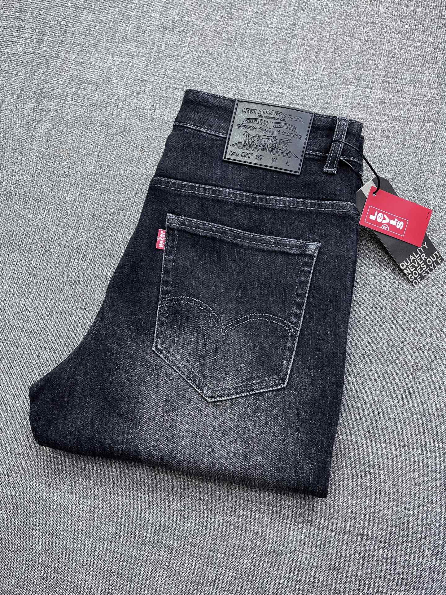 NO:600553,Lev*s Levi’s hard goods are recommended!  The latest collection of must-have counters for autumn and winter!  High-end customized slim-fit small straight jeans with original hardware. Perfect for daily business and leisure. The upper body effect is super correct, the three-dimensional slim fit lifts the buttocks, and the leg lines are fully highlighted. All denim cotton is supplied to customers!  It is a type of yarn-dyed cotton!  The texture is tight and delicate, the upper body is very comfortable and stylish, and it is extremely practical and versatile, so it is worth buying!  Old customers must receive recommendations!  !  Size 29-38,,jeans,alexander wang19860909Lev*s 李维斯硬货推荐！秋冬季必备专柜系列最新款！高端订制修身小直筒牛仔裤 原版五金 日常商务休闲都完全适用的款,上身效果超正,立体修身提臀,腿部线条完全得到彰显,全客供的丹宁布棉！属于色织棉的类型！纹理紧致细腻,上身非常舒适有型,而且极为实穿百搭,非常值得入手！老客户必收推荐！！尺码29-38,,jeans,alexander wang,Men's clothing