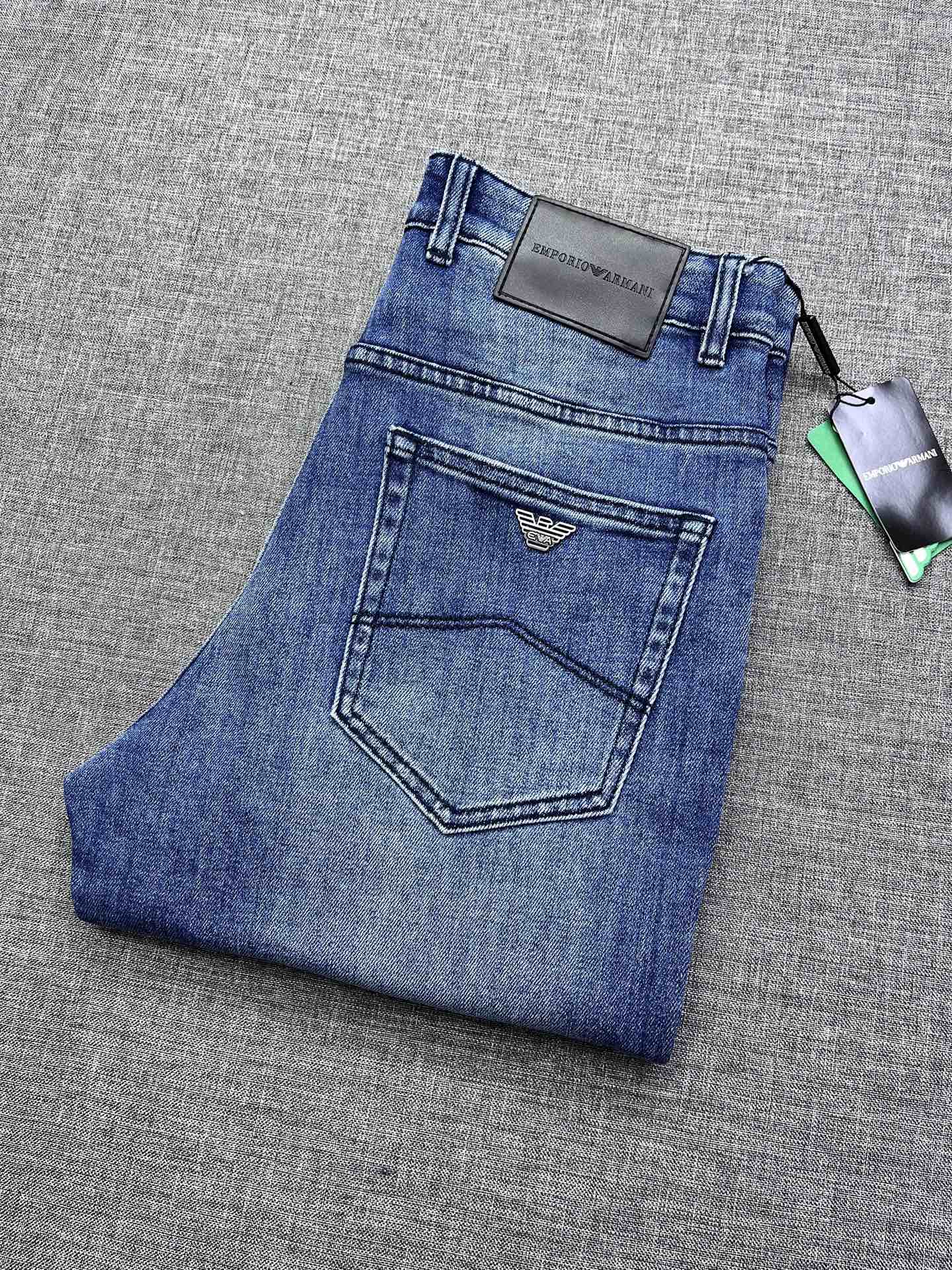 NO:600562,EA Armani men's jeans, sold through trading company channels, high-end heavyweight authentic products, first-class quality, extremely rare in the industry, a very representative classic SKINNY  FIT slim tailoring series, the shape is awesome, the washing is very good, the style is retained, the flying eagle logo, the details are rich, the moderate whitening process, the highly compatible color matching, the high-grade imported African denim fabric subverts the perception of traditional denim fabrics, the touch is soft and comfortable, and those who control fabrics and quality will get the best!  Size 29-38,,armani,jeans,alexander wang19860909EA 阿玛尼男士牛仔裤,贸易公司渠道货,高端重磅级代工真品,品相一流,业界极为罕见的牛掰货,极具代表性的经典SKINNY FIT修身剪裁系列,版型超赞,水洗非常出彩,风格持续保留,飞鹰logo,细节方面各自丰富发挥,适度的磨白工艺处理,兼容性极高的配色,高级进口非洲特制丹宁面料,颠覆对传统丹宁面料的认知,触感柔软舒适,于面料控和品质控者必收极品！尺码29-38,,armani,jeans,alexander wang,Men's clothing