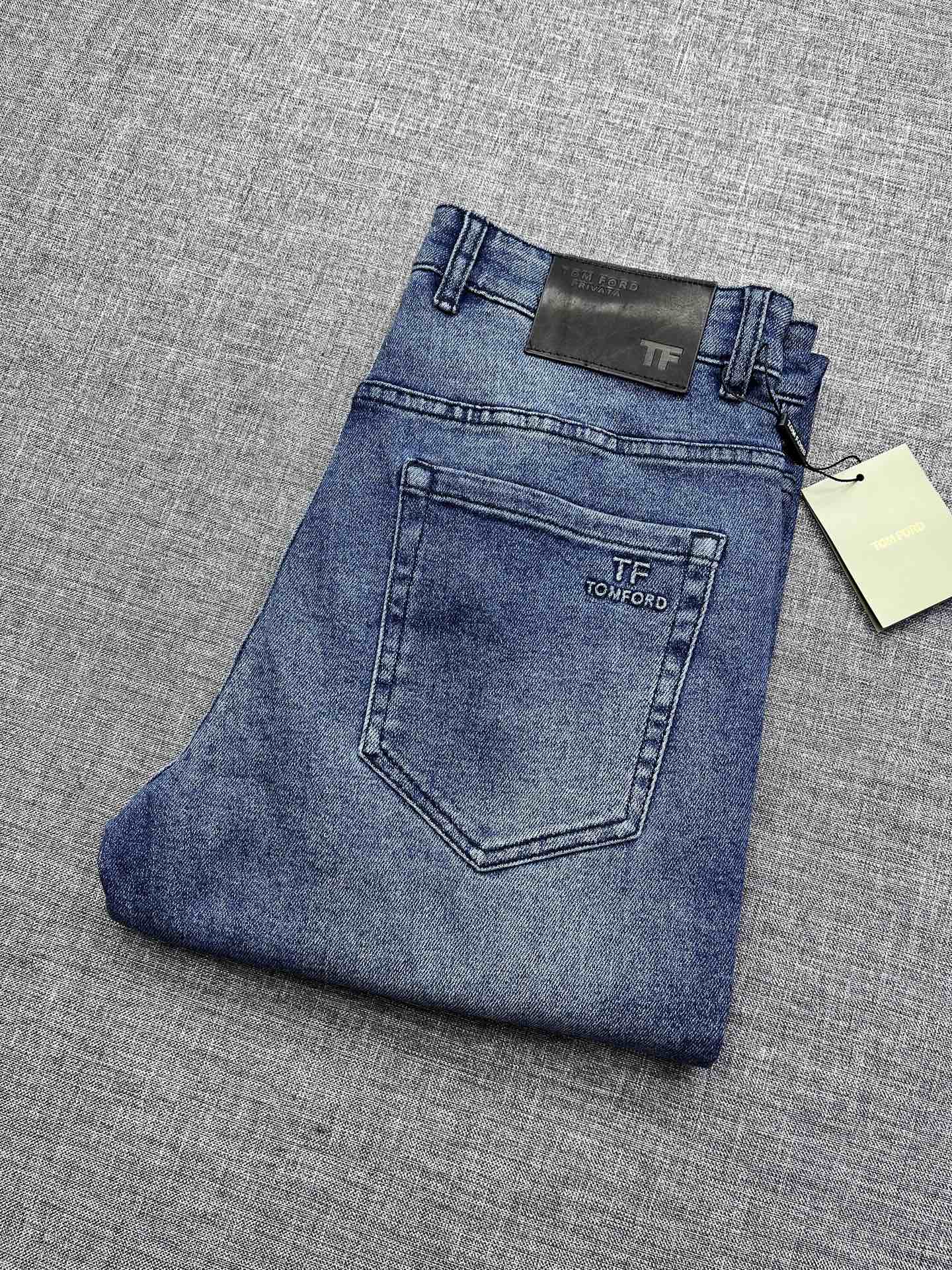 NO:600551,TF European goods factory quality, the latest Chinese New Year original men's fashion casual denim jeans, with letter icon decoration on the back pocket, Hong Kong channel goods, high-end OEM products, heavy platinum level products, brick cabinet orders from the same channel, spring and summer new products, official albums and posters to wear!  A predictable best-selling item, this pair of jeans is dominated by fabrics and craftsmanship. It abandons the previous style and tone and takes a minimalist route. It is very pure, neat and clean. There are no restrictions on the level of wearability. It can be business or casual and fashionable, elegant and harmonious, and has a full aura!  High-grade imported denim raw-color fabrics are supplied to customers, and the pure 13oz denim fabrics from Okayama, Japan are specially selected. Heavy-duty environmentally friendly plant enzyme washing process is used. The texture has a light retro color, which is quite beautiful. The fabric is soft and delicate after washing, but has a strong sense of bones and is slightly stretchy, providing an excellent comfortable experience. The whole body is not damaged by any technological elements, retaining the purest tannin color!  The color scheme belongs to the classic fashion high-end vintage distressed white and smoke gray series. The tough and capable lines are in line with the most popular color for men. It is a very pure saturation gray. The silhouette is perfectly tailored and has excellent hip lifting and slimming effect. It can be easily matched with any top in the wardrobe. It has wide compatibility and is suitable for various daily wear. The upper body is full of shape. It is a must-have trousers for those who are obsessed with quality control and TF family!  Size; 29-38,,tom ford,fendi,jeans,alexander wang19860909TF家欧货大厂品质,新春最新款原单男士时装休闲丹宁牛仔裤,后兜字母图标装饰,香港洋行渠道货,高端大厂代工出品,重磅白金级臻品,砖柜同渠道订单, 春夏新品,官宣画册海报穿搭款！ 可预测性的爆卖单品,以面料和工艺为主导的一款牛仔裤,摒弃了以往的风格与基调,走了极简的路线,非常纯粹且利落干净,穿搭性方面驾驭层次不受局限,即可商务也可休闲时髦,亦庄亦谐,自带满格气场！ 客供高级进口的丹宁原色面料,特选日本冈山纯正13oz 盎司牛仔布料,重磅环保植物酵素水洗工艺,肌理有着淡淡的复古色彩,相当漂亮,面料经过水洗后柔软细腻,但筋骨感极强,且略带弹力,提供了绝佳的舒适体验,通身无任何工艺元素破坏,保留了最纯粹的丹宁本色！ 配色属于经典时尚高级复古做旧磨白烟灰色系列,硬朗干练的线条,符合男性最为心头好的色调,非常纯粹的饱和度灰,版型剪裁完美,提臀修身效果绝佳,可轻松横扫衣橱任何的上装搭配,兼容性广泛,满足于日常各种穿搭, 上身型款十足,于品质控及TF家的迷控者必入型裤装！尺码；29-38,,tom ford,fendi,jeans,alexander wang,Men's clothing