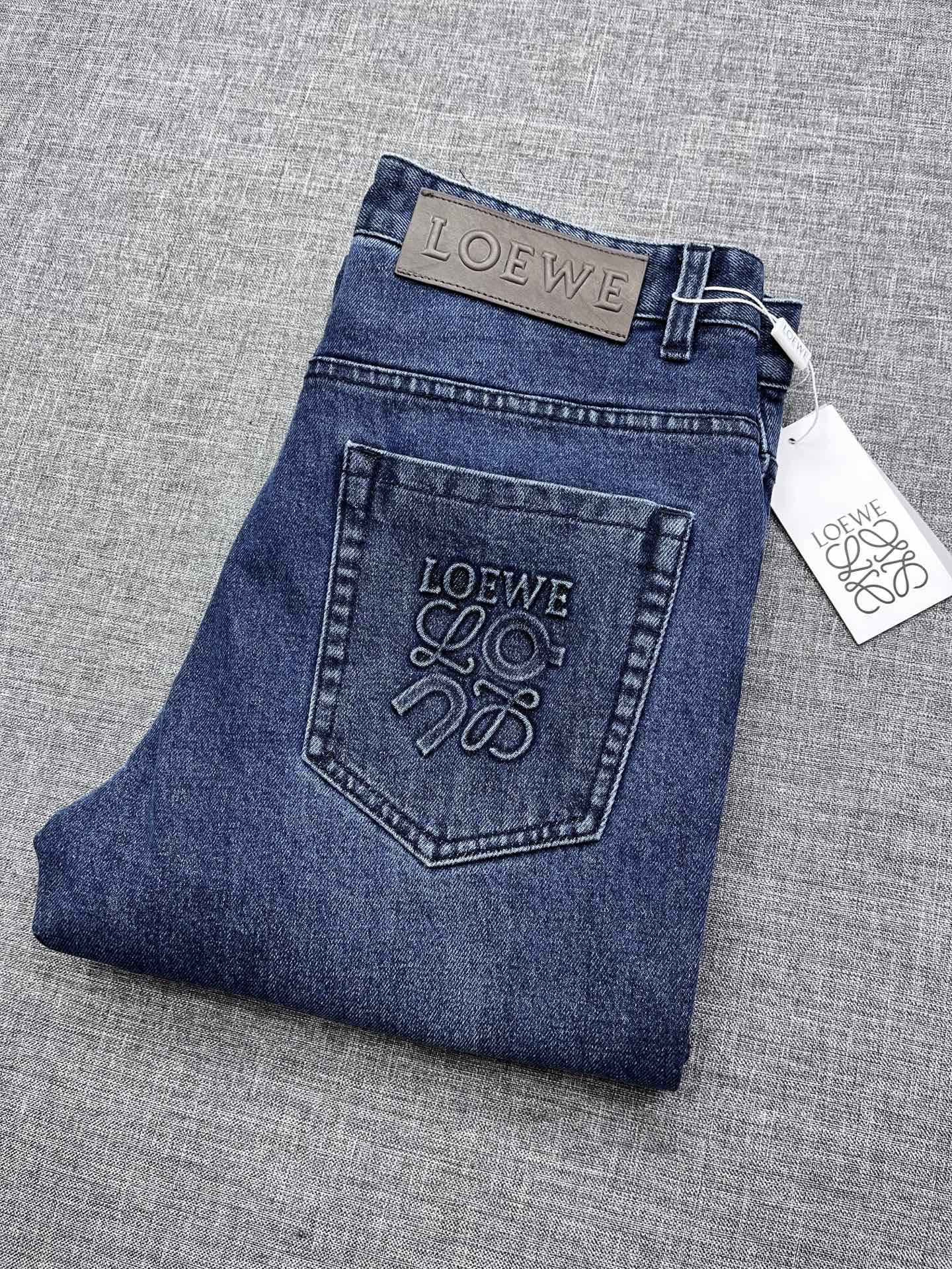 NO:600570,LOEWE heavyweight limited edition denim jeans, licensed from a Hong Kong trading company, top luxury beauty, platinum-level appearance, high-end Italian origin product!  The tough and capable lines are in line with men's favorite tones, the right washing process, the retro tone is particularly full, and it is quite personalized. It highlights the uninhibited and wild side of denim, and also demonstrates its own craftsmanship charm, with a strong sense of quality!  Heavy Japanese-made denim fabric, heavily washed and stone-polished, the texture becomes extremely beautiful and durable, the details are exquisite, and the accessories are all supplied by foreign customers. The leather tag is very beautiful after the innovation. Although it is low-key, it effectively flaunts the brand's identity and image. It is a soul-like existence and highlights the brand's strict requirements for details!  The tailoring is first-class and has excellent butt lift and slimming effect. It can be matched with any top in the wardrobe. It has wide compatibility and can be used for business, commuting and leisure. It is suitable for various daily wears and has a full upper body style!  Size 29-38,,loewe,loewe,jeans,alexander wang19860909LOEWE 罗意威重磅限量丹宁牛仔裤,香港贸易公司洋行货,顶级奢侈翘楚尤物,白金级品相,高端意大利原产出品！硬朗干练的线条,符合男性最为心头好的色调,恰到好处的水洗工艺,复古的腔调特别足,颇具个性色彩,凸显了丹宁不羁与野性的一面,亦彰显了本身的工艺魅力,品质感极强！重磅日本制丹宁面料,重度水洗石磨处理,肌理变的极为出色耐看,细节匠心考究,辅料皆为外商客供,皮牌经过革新后异常好看,虽低调但有力标榜了品牌身份形象,属于灵魂式的存在,彰显了品牌对于细节的苛刻要求！版型剪裁一流,提臀修身显瘦效果极佳,可横扫衣橱任何的上装搭配,兼容性广泛,商务通勤休闲兼备,满足于日常各种穿搭,上身型款十足！尺码29-38,,loewe,loewe,jeans,alexander wang,Men's clothing