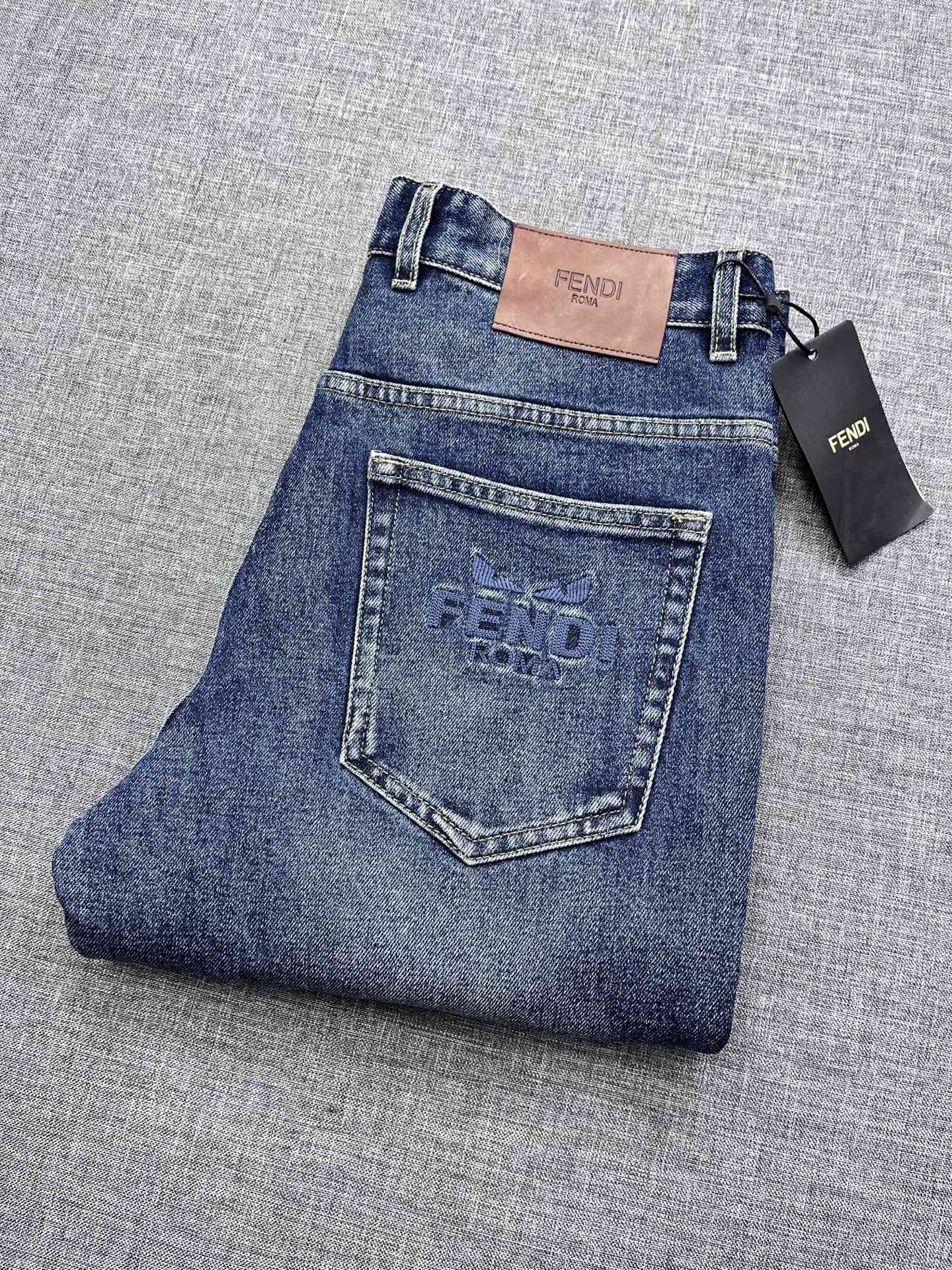 NO:600568,FENDI Fendi men's small straight jeans, sold through trading company channels,  The quality is first-class, go straight to the counter to buy the best products, 25FW new autumn and winter products, models promoted by Lane Crawford, classic STRAIGHT series, dominated by craftsmanship and pattern, a relatively basic and versatile denim, full of fun and interesting to savor.  Points, full of tone, every detail shows craftsmanship, all hardware accessories are provided by customers, heavy denim fabric imported from Japan, slightly stretchy, unbeatable shape, impeccable upper body effect, can be used in all kinds of matching in the wardrobe!  Size 29-38,,fendi,fendi,jeans,alexander wang19860909FENDI 芬迪男士小直筒牛仔裤,贸易公司渠道货, 品相一流,直入专柜牛掰货,25FW秋冬新品,连卡佛推售的款,经典STRAIGHT系列,以工艺和版型为主导,比较基础百搭的一款丹宁,细品玩味十足,颇具看点,满满的腔调感,细节之处尽显匠心工艺,五金辅料全系皆为客供,重磅日本进口丹宁面料,略带弹力,版型无敌赞,上身效果无可挑剔,可以横扫衣橱里的各式搭配！尺码29-38,,fendi,fendi,jeans,alexander wang,Men's clothing