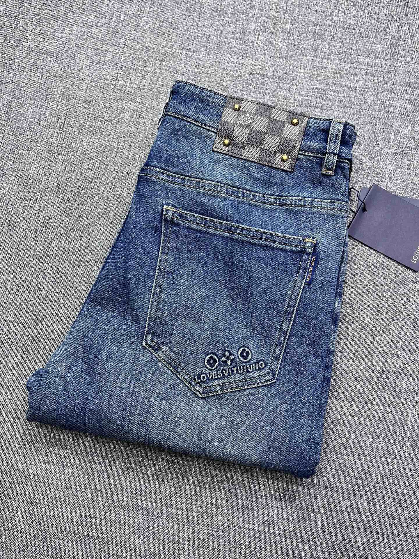 NO:600569,Donkey brand 1V men's 2025 new casual straight jeans, heavy platinum level product, G cabinet same channel order, 7K+!  New products for autumn and winter, official albums and posters to wear!  High-grade denim raw-color fabrics supplied by customers, using heavy-duty environmentally friendly plant enzyme washing technology. The texture has a light retro color, which is quite beautiful, and is very suitable for autumn and winter color matching. The fabric is soft and delicate after washing, but has a strong sense of bones and a slight stretch, providing an excellent comfortable experience. There is no damage to the whole body by any technological elements, and the purest tannin color is retained!  The details throughout the body are perfect, exquisite and sophisticated. The latest leather label on the waist highlights the brand's characteristics. The hardware accessories, leather label and wiring all reflect the craftsmanship!  The silhouette is perfectly tailored and has excellent butt lift and slimming effect. It can be easily matched with any top in the wardrobe. It has wide compatibility and is suitable for various daily wear. The upper body is full of style. It is a must-have trousers for those who are obsessed with quality control and LV!  Size 29-38,,louis vuitton,louis vuitton,jeans,alexander wang19860909驴牌1V家男士2025新款休闲直筒牛仔裤,重磅白金级臻品,G柜同渠道订单,7K+！秋冬新品,官宣画册海报穿搭款！ 客供高级丹宁原色面料,重磅环保植物酵素水洗工艺,肌理有着淡淡的复古色彩,相当漂亮,极符合秋冬季配色,面料经过水洗后柔软细腻,但筋骨感极强,且略带弹力,提供了绝佳的舒适体验,通身无任何工艺元素破坏,保留了最纯粹的丹宁本色！通身细节完美如斯,精湛且考究,最新的腰部皮标彰显了品牌特质,五金配件、皮标、走线无不体现出匠心工艺！版型剪裁完美,提臀修身效果绝佳,可轻松横扫衣橱任何的上装搭配,兼容性广泛,满足于日常各种穿搭,上身型款十足,于品质控及LV迷控者必入型裤装！尺码29-38,,louis vuitton,louis vuitton,jeans,alexander wang,Men's clothing