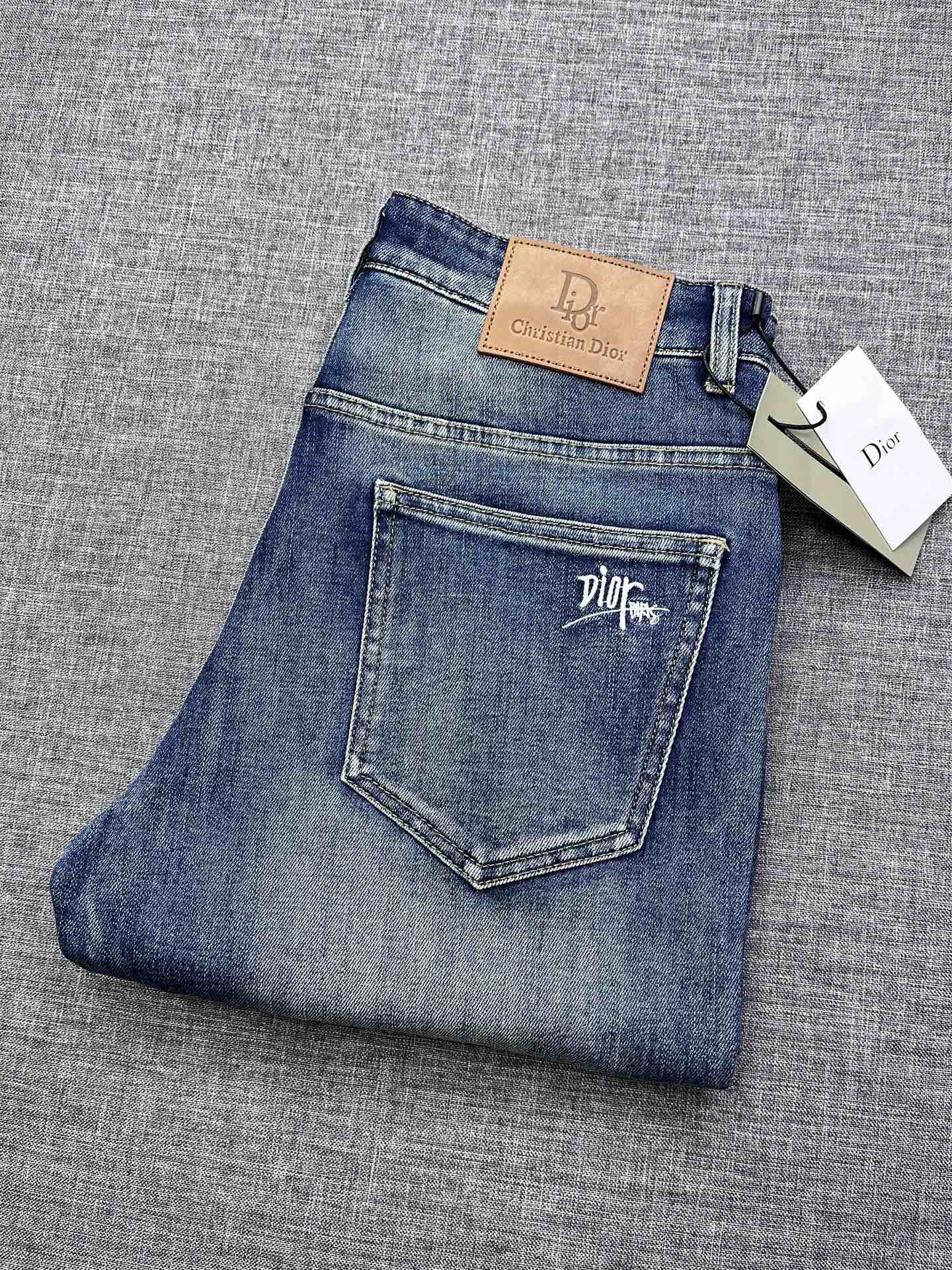 NO:600566,Dior's new jeans are high-end and elegant, full of fashionable elements. Original jeans are a century-old luxury brand with a traditional British noble design style that has won the favor of countless people. The latest hot style is versatile for work and commuting. It is equally luxurious and high-end for any occasion. The style design is the best. It uses imported raw color denim and high-elastic fabric. The color is very original. Only high costs can produce good products. The entire washing process is environmentally friendly. It has no irritation to human skin. The pants are stylish and comfortable.  They have the natural and casual characteristics of casual pants, perfect combination. The real thing is very beautiful, and the craftsmanship can be seen in the details, and the details can show the quality of the big brand. I think such a feature is enough to make people excited. It is a super versatile basic style that everyone has, and it is a great value for money!  Size 29-38,,dior,dior,jeans,alexander wang19860909Dior 迪奥家新款牛仔裤 高档大气,富有时尚元素 原单牛仔裤 百年奢侈品牌,极具英国传统高贵的设计风格,赢取无数人的欢心.最新爆款 上班通勤百搭 无论什么场合穿都一样奢华高端上档次 款式设计最一流 选用进口原色丹宁高弹面料 颜色非常正原色,高成本才能出好货,整个洗水工艺都是符合环保 对人体皮肤0刺激的,裤子有型又舒服 具有休闲裤自然随性的特色,完美兼备.实物非常漂亮,细节上可见工艺用心,细节都能彰显大牌的品质感.我觉得这样一条特色足以让人心动.超百搭基本款人手一条,超值性价比！尺码29-38,,dior,dior,jeans,alexander wang,Men's clothing