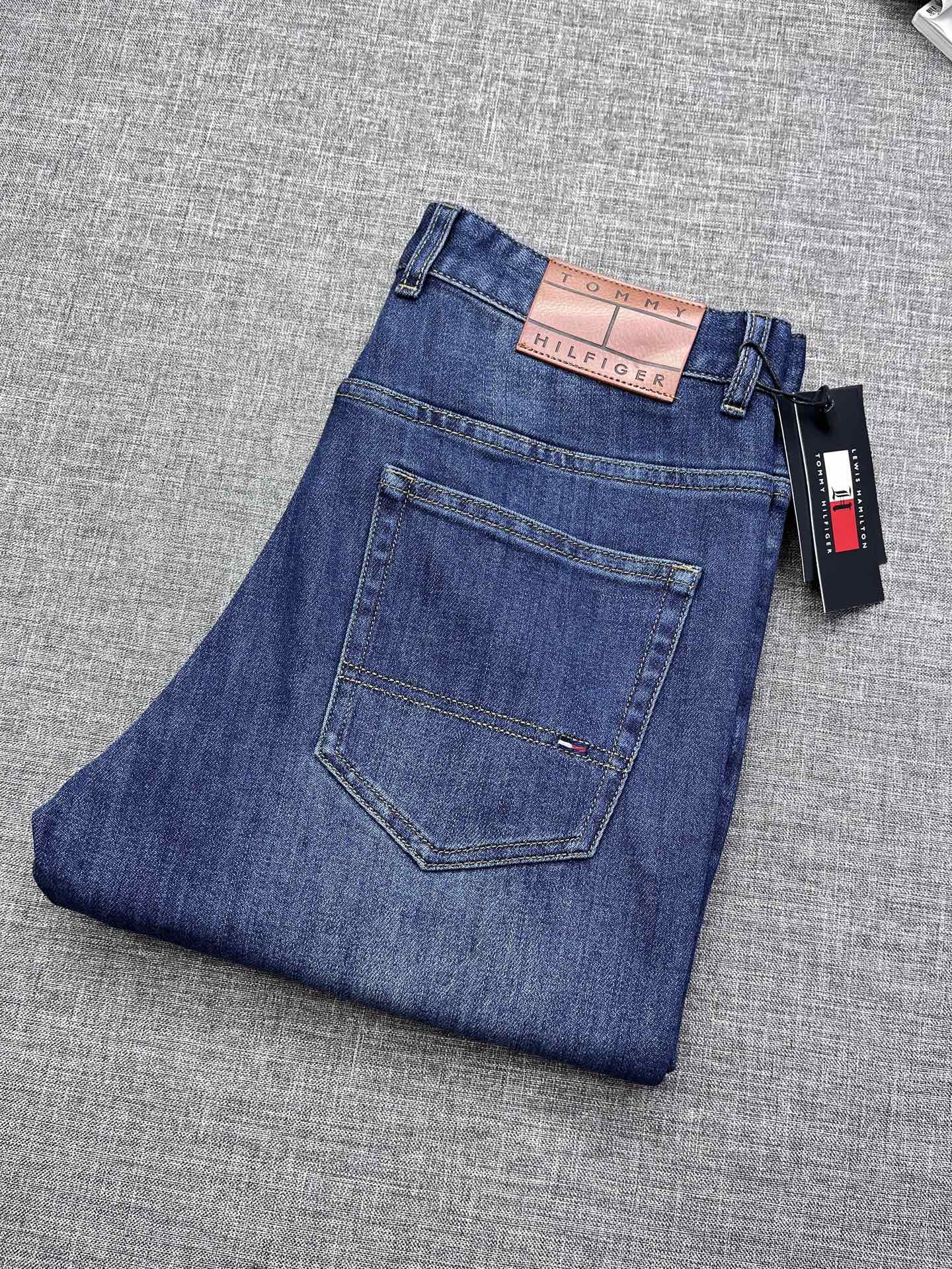 NO:600564,Tommy Men's Fashion Business Casual Denim Jeans, Platinum Level Product for Channel Orders!  New products for autumn and winter, official albums and posters to wear!  High-grade denim raw-color fabrics are supplied by customers, using heavy-duty environmentally friendly plant enzyme washing technology. The texture has a light retro color, which is quite beautiful, and is very consistent with the color matching of spring and summer. The fabric is soft and delicate after washing, but has a strong sense of bones and a slight stretch, providing an excellent comfortable experience. There is no damage to the whole body by any technological elements, and the purest tannin color is retained!  The details throughout the body are perfect, exquisite and sophisticated. The latest leather label on the waist highlights the brand's characteristics. The hardware accessories, leather label and wiring all reflect the craftsmanship!  The silhouette is perfectly tailored and has an excellent butt lift and slimming effect. It can be easily matched with any top in the wardrobe. It has wide compatibility and is suitable for various daily wear. The upper body is full of style!  Size 29-38,,jeans,alexander wang19860909汤米男士时装商务休闲丹宁牛仔裤,渠道订单重磅白金级臻品！秋冬新品,官宣画册海报穿搭款！ 客供高级丹宁原色面料,重磅环保植物酵素水洗工艺,肌理有着淡淡的复古色彩,相当漂亮,极符合春夏的配色,面料经过水洗后柔软细腻,但筋骨感极强,且略带弹力,提供了绝佳的舒适体验,通身无任何工艺元素破坏,保留了最纯粹的丹宁本色！通身细节完美如斯,精湛且考究,最新的腰部皮标彰显了品牌特质,五金配件、皮标、走线无不体现出匠心工艺！版型剪裁完美,提臀修身效果绝佳,可轻松横扫衣橱任何的上装搭配,兼容性广泛,满足于日常各种穿搭,上身型款十足！尺码29-38,,jeans,alexander wang,Men's clothing
