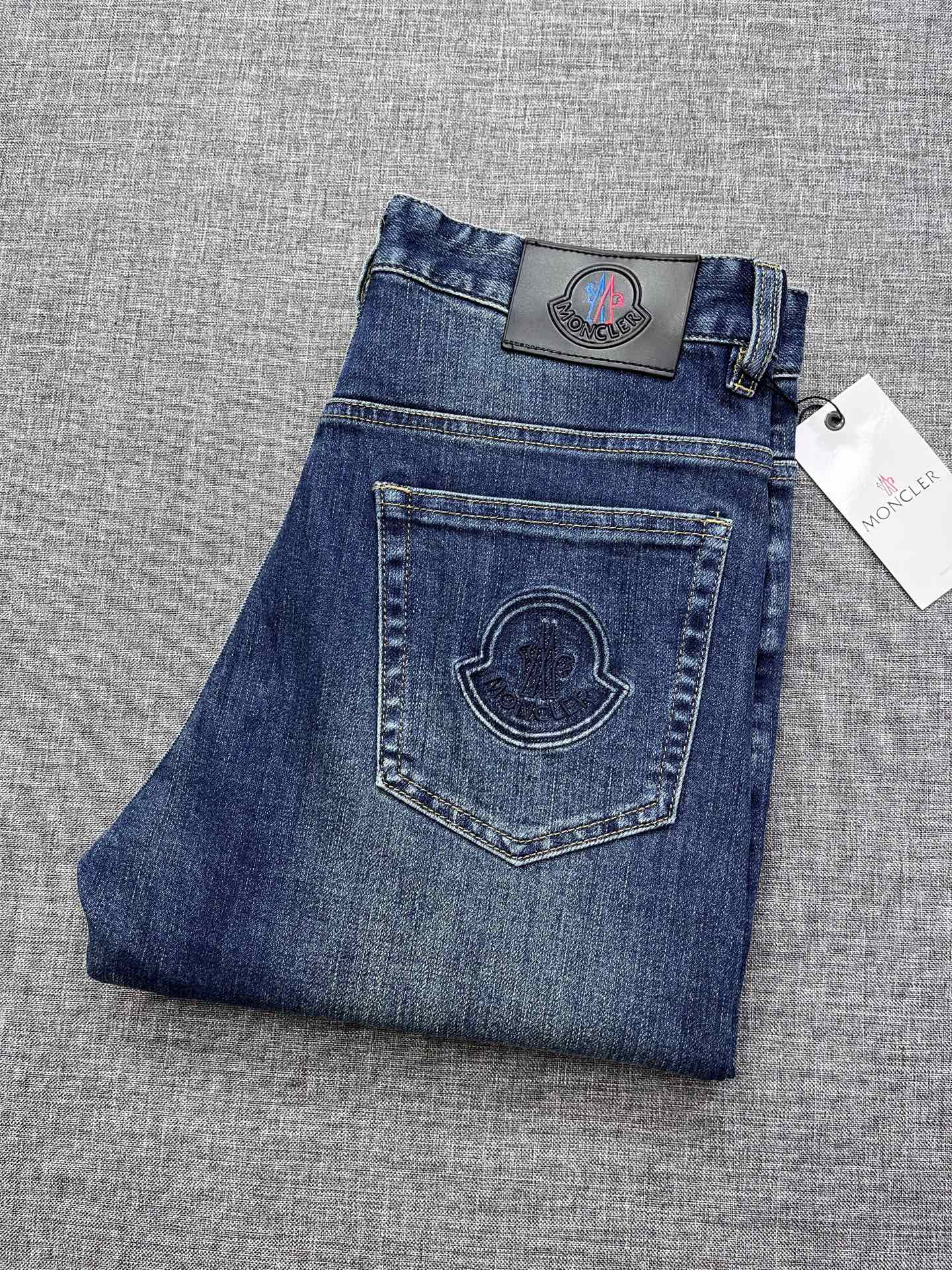 NO:600556,Monc..25 new men's series of trousers and jeans, the main line of high-end ready-to-wear, super versatile!  Strong and capable lines, in line with men's favorite tones, very pure saturation, casual fashion, and a particularly retro accent. This type of item is invincible in terms of matching, and it interprets the versatility in place!  The classic Slim Fit series, the most representative evergreen type, is an official series that must be promoted every season. The design perfectly inherits and continues the design tone of the M family. It is simple and simple. There is no cumbersome embellishment in the whole body, and it is clean without any additional craftsmanship. It well maintains the genes and essence of the tannin itself. The black leather label embossed brand icon on the back waist is quite charming, effectively flaunting the brand identity, and is a symbol of quality!  The heavyweight denim fabric supplied by the customer is made in Japan. The texture is soft and hard, with a moderate texture and strong bones. It has high elasticity and is extremely comfortable for the upper body. The details are exquisite and elegant. The version is first-class. The upper body style is perfect. It is a perfect match for spring!  Size 29-38,,Moncler,jeans,alexander wang19860909Monc蒙口..25年新款男士系列长裤牛仔裤,高端成衣主线,超级百搭！硬朗干练的线条,符合男性最为心头好的色调,非常纯粹的饱和度休闲时尚,复古的腔调特别足,这样类型的单品在搭配上所向无敌,把百搭阐释到位！ 经典Slim Fit系列,最具代表性的常青类型,官方每季必主推的系列,设计方面完美继承和延续了M家的设计基调,以简示人,通体没有任何繁琐的点缀修饰,干净到无任何工艺附加,很好的保持了丹宁本身的基因和精髓,后腰部的黑色皮标压花品牌图标颇具韵味,有力标榜了品牌身份,属于品质的象征！ 客供日本制重磅丹宁面料,质地软硬适中筋骨感十足,高弹力,上身极致舒适,细节之处精致考究,版型一流,上身型款满分,春季的搭配神品级！尺码29-38,,Moncler,jeans,alexander wang,Men's clothing