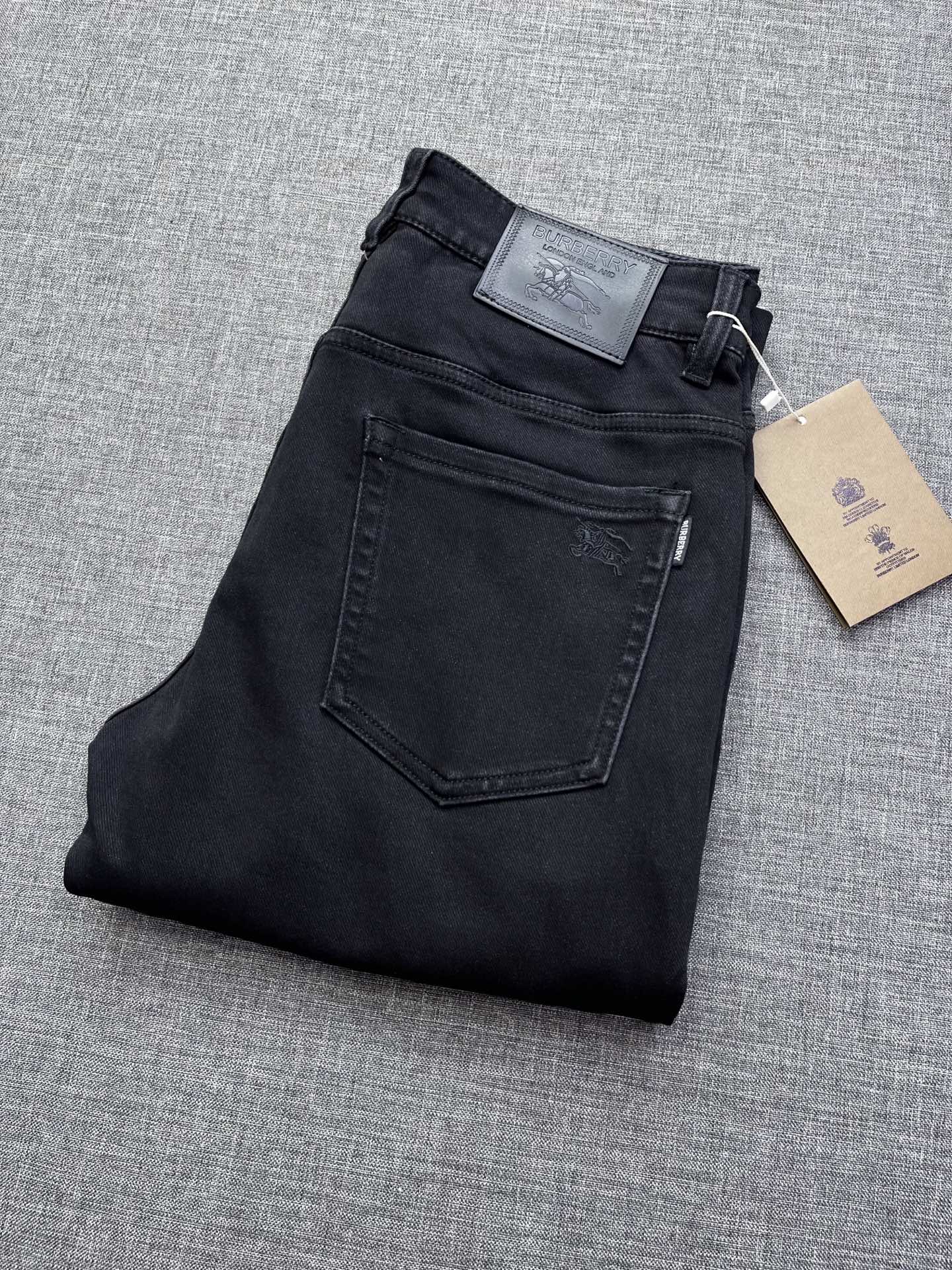 NO:600563,Burberry men's jeans, products from Hong Kong trading company, pure foreign trade channels, top-notch OEM products in Thailand, mainly sold on the official website!  !  Jeans are the flagship item of the B family. The cut and fabrics are top-notch, the style is versatile and highly recognizable, and it has a strong self-label. The overall design tends to be simple and elegant, without complicated craftsmanship. However, the injection of innovative leather labels and embroidered badges perfectly interprets the rich British style and fully demonstrates the aesthetic tone of the B family!  High-end imported denim fabrics are supplied to customers, and the pure 14oz denim fabrics from Okayama, Japan are specially selected. The fabrics are soft and delicate, but have strong bones and a slight elasticity, providing an excellent comfortable experience. The washing process is just right. The color is a classic and versatile indigo color. It is an excellent representative of the stylish and eye-catching dressing season. There is no doubt that it will turn heads!  The details are meticulously crafted, the latest metal leather labels and buttons are very valuable, the silhouette is perfectly tailored, the hips are slim and fit, it can be easily matched with any top in the wardrobe, it has wide compatibility, can be worn in both business and leisure, it is suitable for various daily wear, and the upper body is full of style!  Size 29-38,,burberry,burberry,burberry,jeans,alexander wang19860909Burberry 巴宝莉男士牛仔裤,香港贸易公司货,纯正洋行渠道,顶级泰国代工出品,官网主推售卖！！牛仔裤属于B家的王牌单品,版型剪裁与面料都堪称一流,风格百搭且辨识度高,有着强烈的自带标签,整体的设计趋于简约大方风格,无繁复工艺破坏,然而革新后的皮标及刺绣徽章的注入,完美诠释了浓郁的英伦风,将巴家的美学基调发挥的淋漓尽致！客供高级进口的丹宁面料,特选日本冈山纯正14oz盎司牛仔布料,面料柔软细腻,但筋骨感极强,略带弹力,提供了绝佳的舒适体验,恰到好处的水洗工艺,配色属于经典且百搭的靛蓝色系,属于穿搭季拗造型且吸睛的优秀代表,回头率毋庸置疑！细节匠心考究,最新的金属制皮标及纽扣非常具有价值感,版型剪裁完美,提臀修身且合体,可轻松横扫衣橱任何的上装搭配,兼容性广泛,商务休闲兼备,满足于日常各种穿搭,上身型款十足！尺码29-38,,burberry,burberry,burberry,jeans,alexander wang,Men's clothing