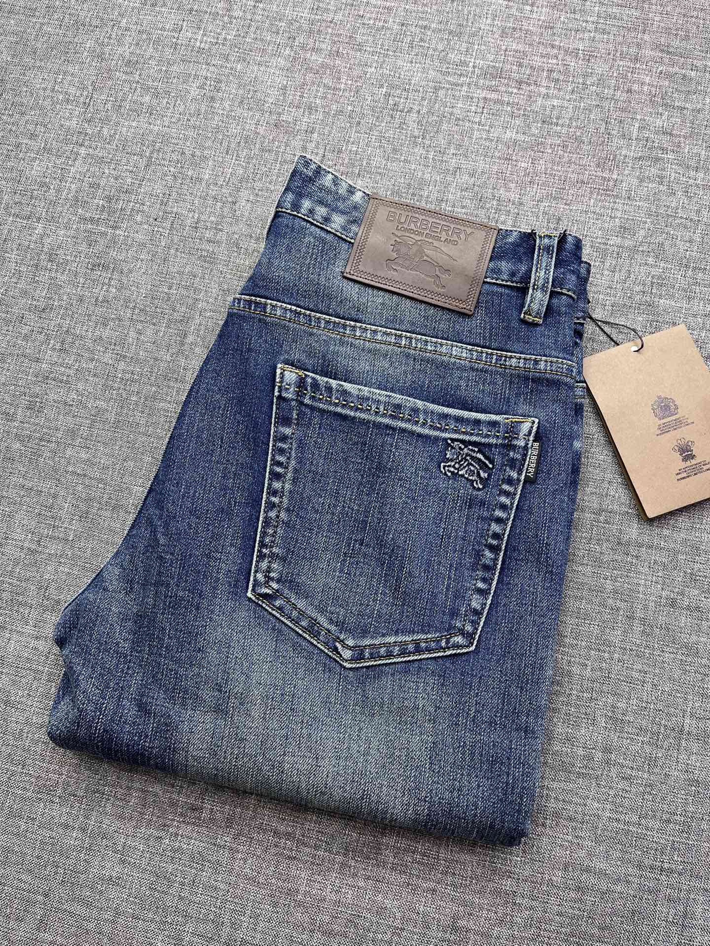 NO:600567,Burberry men's jeans, products from Hong Kong trading company, pure foreign trade channels, top-notch OEM products in Thailand, mainly sold on the official website!  !  Jeans are the flagship item of the B family. The cut and fabrics are top-notch, the style is versatile and highly recognizable, and it has a strong self-label. The overall design tends to be simple and elegant, without complicated craftsmanship. However, the injection of innovative leather labels and embroidered badges perfectly interprets the rich British style and fully demonstrates the aesthetic tone of the B family!  High-end imported denim fabrics are supplied to customers, and the pure 14oz denim fabrics from Okayama, Japan are specially selected. The fabrics are soft and delicate, but have strong bones and a slight elasticity, providing an excellent comfortable experience. The washing process is just right. The color is a classic and versatile indigo color. It is an excellent representative of the stylish and eye-catching dressing season. There is no doubt that it will turn heads!  The details are exquisite and exquisite, the latest metal leather labels and buttons are very valuable, the silhouette is perfectly tailored, the hips are slim and fit, it can be easily matched with any top in the wardrobe, it has wide compatibility, both business and leisure, it is satisfied with various daily wear, and the upper body is full of style!  Size 29-38,,burberry,burberry,burberry,jeans,alexander wang19860909Burberry 巴宝莉男士牛仔裤,香港贸易公司货,纯正洋行渠道,顶级泰国代工出品,官网主推售卖！！牛仔裤属于B家的王牌单品,版型剪裁与面料都堪称一流,风格百搭且辨识度高,有着强烈的自带标签,整体的设计趋于简约大方风格,无繁复工艺破坏,然而革新后的皮标及刺绣徽章的注入,完美诠释了浓郁的英伦风,将巴家的美学基调发挥的淋漓尽致！客供高级进口的丹宁面料,特选日本冈山纯正14oz盎司牛仔布料,面料柔软细腻,但筋骨感极强,略带弹力,提供了绝佳的舒适体验,恰到好处的水洗工艺,配色属于经典且百搭的靛蓝色系,属于穿搭季拗造型且吸睛的优秀代表,回头率毋庸置疑！细节匠心考究,最新的金属制皮标及纽扣非常具有价值感,版型剪裁完美,提臀修身且合体,可轻松横扫衣橱任何的上装搭配,兼容性广泛,商务休闲兼备,满足于日常各种穿搭,上身型款十足！尺码29-38,,burberry,burberry,burberry,jeans,alexander wang,Men's clothing