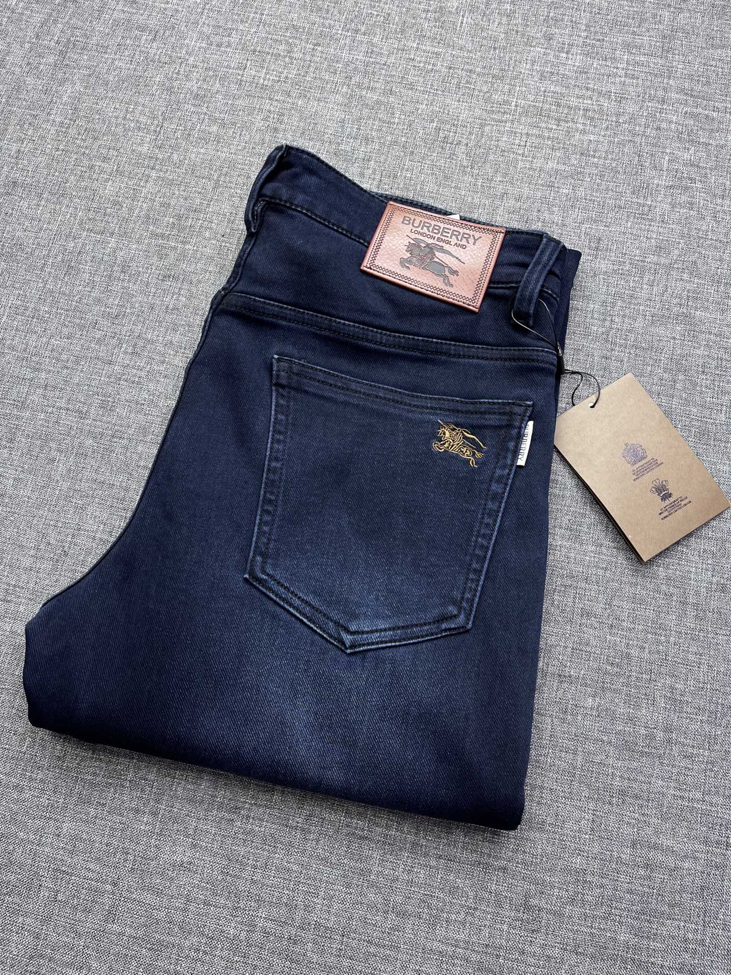 NO:600560,Burberry men's jeans, products from Hong Kong trading company, pure foreign trade channels, top-notch OEM products in Thailand, mainly sold on the official website!  !  Jeans are the flagship item of the B family. The cut and fabrics are top-notch, the style is versatile and highly recognizable, and it has a strong self-label. The overall design tends to be simple and elegant, without complicated craftsmanship. However, the injection of innovative leather labels and embroidered badges perfectly interprets the rich British style and fully demonstrates the aesthetic tone of the B family!  High-end imported denim fabrics are supplied to customers, and the pure 14oz denim fabrics from Okayama, Japan are specially selected. The fabrics are soft and delicate, but have strong bones and a slight elasticity, providing an excellent comfortable experience. The washing process is just right. The color is a classic and versatile indigo color. It is an excellent representative of the stylish and eye-catching dressing season. There is no doubt that it will turn heads!  The details are meticulously crafted, the latest metal leather labels and buttons are very valuable, the silhouette is perfectly tailored, the hips are slim and fit, it can be easily matched with any top in the wardrobe, it has wide compatibility, can be worn in both business and leisure, it is suitable for various daily wear, and the upper body is full of style!  Size 29-38,,burberry,burberry,burberry,jeans,alexander wang19860909Burberry 巴宝莉男士牛仔裤,香港贸易公司货,纯正洋行渠道,顶级泰国代工出品,官网主推售卖！！牛仔裤属于B家的王牌单品,版型剪裁与面料都堪称一流,风格百搭且辨识度高,有着强烈的自带标签,整体的设计趋于简约大方风格,无繁复工艺破坏,然而革新后的皮标及刺绣徽章的注入,完美诠释了浓郁的英伦风,将巴家的美学基调发挥的淋漓尽致！客供高级进口的丹宁面料,特选日本冈山纯正14oz盎司牛仔布料,面料柔软细腻,但筋骨感极强,略带弹力,提供了绝佳的舒适体验,恰到好处的水洗工艺,配色属于经典且百搭的靛蓝色系,属于穿搭季拗造型且吸睛的优秀代表,回头率毋庸置疑！细节匠心考究,最新的金属制皮标及纽扣非常具有价值感,版型剪裁完美,提臀修身且合体,可轻松横扫衣橱任何的上装搭配,兼容性广泛,商务休闲兼备,满足于日常各种穿搭,上身型款十足！尺码29-38,,burberry,burberry,burberry,jeans,alexander wang,Men's clothing