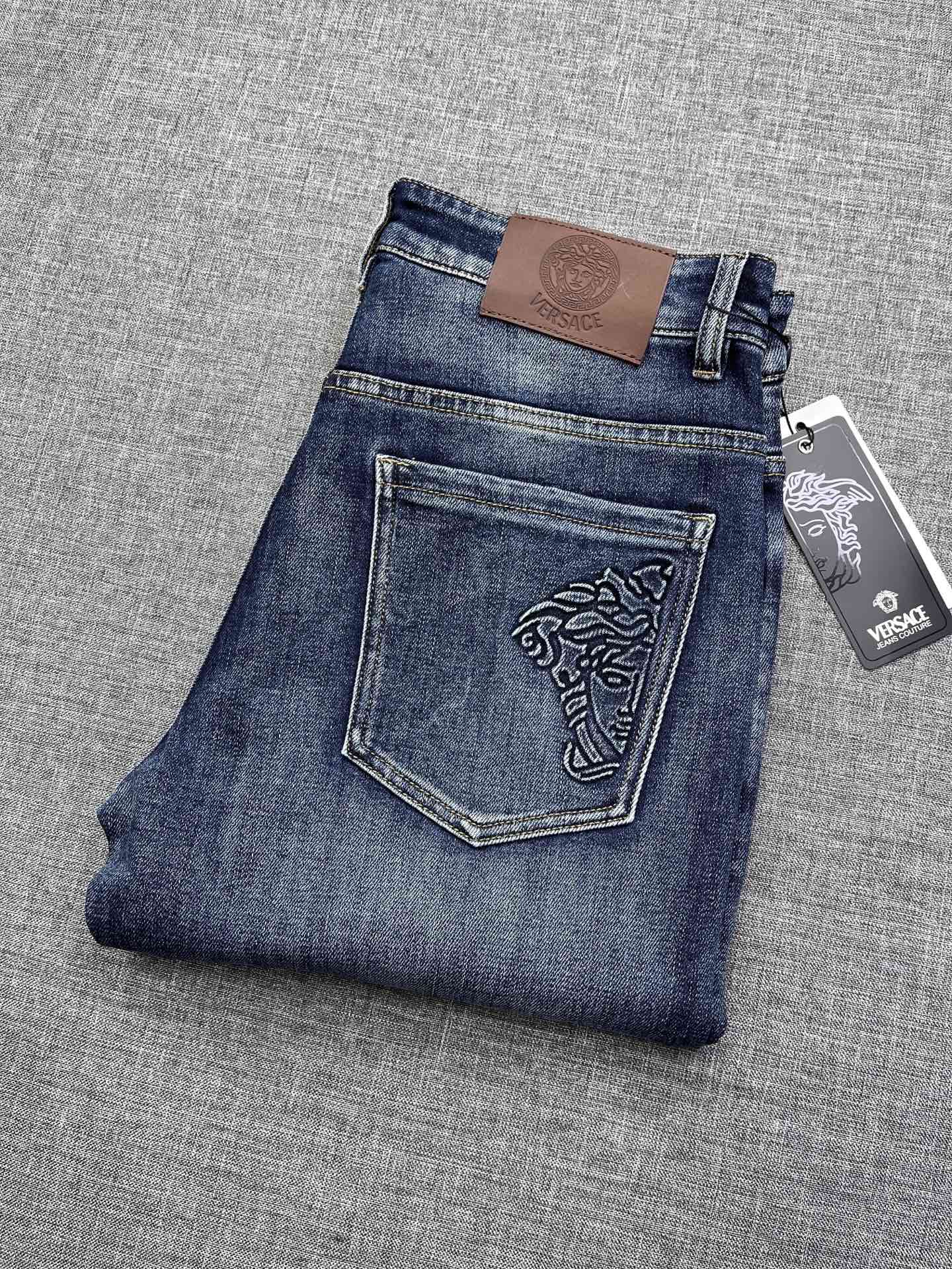 NO:600558,Versace men's jeans, genuine goods from the top trading company, high-quality goods from overseas, high-end rare goods for appreciation, global limited edition, limited distribution to Asia-Pacific counters, public price!  The design style is very distinctive, the unique beauty, and the strong avant-garde artistic representation make it popular all over the world. It captures the luxury and luxury of the classical aristocratic style and is highly recognizable. Each item can be described as a work of art. It is a brand that exists for luxury. It is also the exclusive wardrobe of celebrities, royal families and stars!  An extremely outstanding pair of jeans. The materials and craftsmanship are extremely luxurious and sophisticated. Every detail deliberately demonstrates the brand identity and charm. The level is shocking and demonstrates the extraordinary craftsmanship. It is pleasing to the eye. It not only enriches the vision, but also greatly demonstrates the high-end sense of the brand. The details are handled quite well. It is a high-quality pair of jeans!  The original Italian high-end materials supplied by customers have impeccable details and extraordinary craftsmanship everywhere. The appearance is first-class, the tailoring is perfect, and the butt-lifting and slimming effect is excellent. It can be matched with any top in the wardrobe. It has wide compatibility, can be used for business, commuting and leisure. It is satisfied with various daily wear, and the upper body is full of style!  Size 29-38,,versace,versace,jeans,alexander wang19860909Versace 范思哲男士牛仔裤 顶级贸易公司正品货,境外流入臻品,高端稀有品鉴狠货,全球限量典藏版,亚太专柜限额配送,公价元！设计风格非常鲜明,独特的美感、极强的先锋艺术表征让它风靡全球,拮取了古典贵族风格的豪华、奢丽,辨识度极高,每一款单品都可喻为艺术品,为奢华而存在的品牌,亦是社会名流、皇室及明星的专属衣柜！极为翘楚的一款牛仔裤,用料与工艺都极致奢华考究,每个细节都刻意彰显出品牌身份及魅力值,水准之高令人震撼,彰显了非凡高超的匠心工艺,赏心悦目,在丰富视觉的同时也极大彰显了品牌的高级感,细节处理相当到位,含金量十足的一款神裤！客供的意大利原版高级物料,细节无可挑剔,处处彰显了非凡的匠心工艺,品相一流,版型剪裁完美,提臀修身显瘦效果极佳,可横扫衣橱任何的上装搭配,兼容性广泛,商务通勤休闲兼备,满足于日常各种穿搭,上身型款十足！尺码29-38,,versace,versace,jeans,alexander wang,Men's clothing