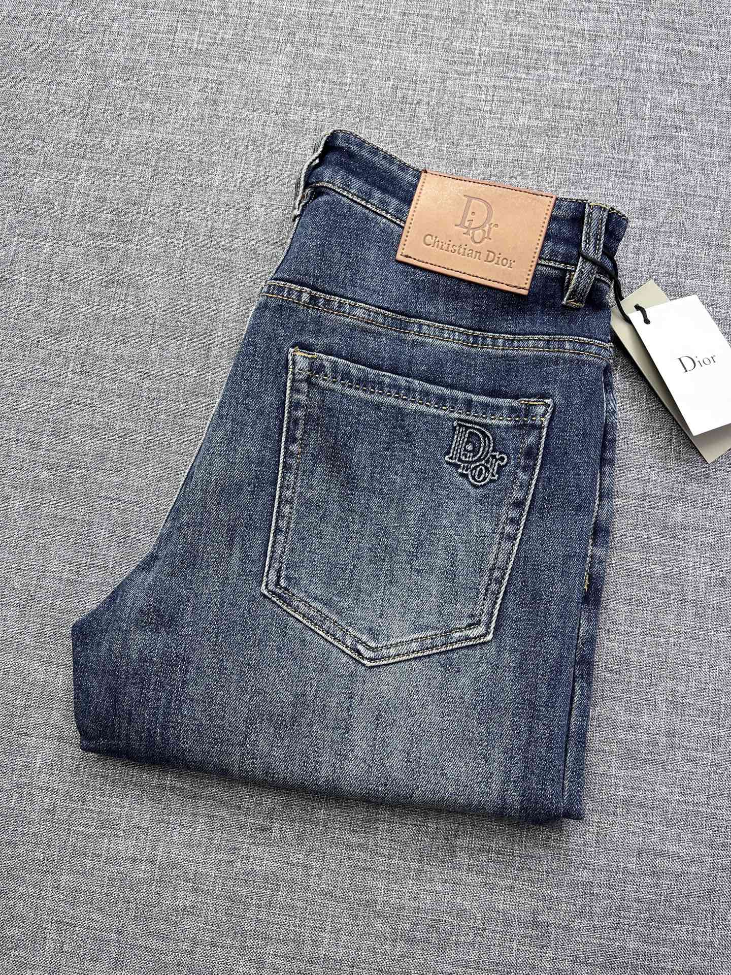 NO:600536,Dior's new jeans are high-end and elegant, full of fashionable elements. Original jeans are a century-old luxury brand with a traditional British noble design style that has won the favor of countless people. The latest hot style is versatile for work and commuting. It is equally luxurious and high-end for any occasion. The style design is the best. It uses imported raw color denim and high-elastic fabric. The color is very original. Only high costs can produce good products. The entire washing process is environmentally friendly. It has no irritation to human skin. The pants are stylish and comfortable.  They have the natural and casual characteristics of casual pants, perfect combination. The real thing is very beautiful, and the craftsmanship can be seen in the details, and the details can show the quality of the big brand. I think such a feature is enough to make people excited. It is a super versatile basic style that everyone has, and it is a great value for money!  Size 29-38,,dior,dior,jeans,alexander wang19860909Dior 迪奥家新款牛仔裤 高档大气,富有时尚元素 原单牛仔裤 百年奢侈品牌,极具英国传统高贵的设计风格,赢取无数人的欢心.最新爆款 上班通勤百搭 无论什么场合穿都一样奢华高端上档次 款式设计最一流 选用进口原色丹宁高弹面料 颜色非常正原色,高成本才能出好货,整个洗水工艺都是符合环保 对人体皮肤0刺激的,裤子有型又舒服 具有休闲裤自然随性的特色,完美兼备.实物非常漂亮,细节上可见工艺用心,细节都能彰显大牌的品质感.我觉得这样一条特色足以让人心动.超百搭基本款人手一条,超值性价比！尺码29-38,,dior,dior,jeans,alexander wang,Men's clothing