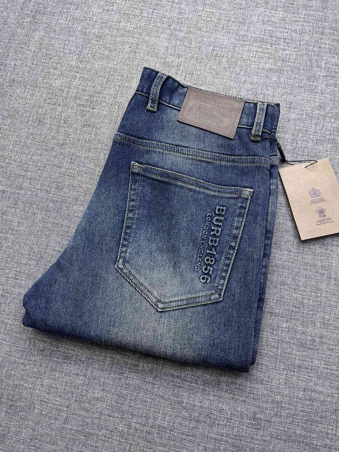 NO:600539,Burberry men's jeans, products from Hong Kong trading company, pure foreign trade channels, top-notch OEM products in Thailand, mainly sold on the official website!  !  Jeans are the flagship item of the B family. The cut and fabrics are top-notch, the style is versatile and highly recognizable, and it has a strong self-label. The overall design tends to be simple and elegant, without complicated craftsmanship. However, the injection of innovative leather labels and embroidered badges perfectly interprets the rich British style and fully demonstrates the aesthetic tone of the B family!  High-end imported denim fabrics are supplied to customers, and the pure 14oz denim fabrics from Okayama, Japan are specially selected. The fabrics are soft and delicate, but have strong bones and a slight elasticity, providing an excellent comfortable experience. The washing process is just right. The color is a classic and versatile indigo color. It is an excellent representative of the stylish and eye-catching dressing season. There is no doubt that it will turn heads!  The details are meticulously crafted, the latest metal leather labels and buttons are very valuable, the silhouette is perfectly tailored, the hips are slim and fit, it can be easily matched with any top in the wardrobe, it has wide compatibility, can be worn in both business and leisure, it is suitable for various daily wear, and the upper body is full of style!  Size 29-38,,burberry,burberry,burberry,jeans,alexander wang19860909Burberry 巴宝莉男士牛仔裤,香港贸易公司货,纯正洋行渠道,顶级泰国代工出品,官网主推售卖！！牛仔裤属于B家的王牌单品,版型剪裁与面料都堪称一流,风格百搭且辨识度高,有着强烈的自带标签,整体的设计趋于简约大方风格,无繁复工艺破坏,然而革新后的皮标及刺绣徽章的注入,完美诠释了浓郁的英伦风,将巴家的美学基调发挥的淋漓尽致！客供高级进口的丹宁面料,特选日本冈山纯正14oz盎司牛仔布料,面料柔软细腻,但筋骨感极强,略带弹力,提供了绝佳的舒适体验,恰到好处的水洗工艺,配色属于经典且百搭的靛蓝色系,属于穿搭季拗造型且吸睛的优秀代表,回头率毋庸置疑！细节匠心考究,最新的金属制皮标及纽扣非常具有价值感,版型剪裁完美,提臀修身且合体,可轻松横扫衣橱任何的上装搭配,兼容性广泛,商务休闲兼备,满足于日常各种穿搭,上身型款十足！尺码29-38,,burberry,burberry,burberry,jeans,alexander wang,Men's clothing