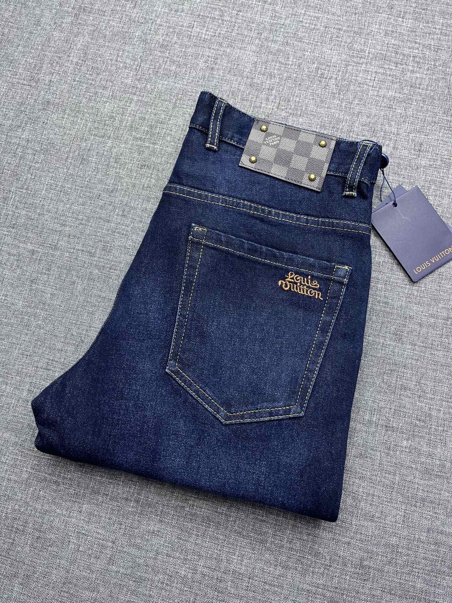 NO:600542,Donkey brand 1V men's new casual straight jeans, heavy platinum level product, G cabinet same channel order, 7K+!  New products for autumn and winter, official albums and posters to wear!  High-grade denim raw-color fabrics supplied by customers, using heavy-duty environmentally friendly plant enzyme washing technology. The texture has a light retro color, which is quite beautiful, and is very suitable for autumn and winter color matching. The fabric is soft and delicate after washing, but has a strong sense of bones and a slight stretch, providing an excellent comfortable experience. There is no damage to the whole body by any technological elements, and the purest tannin color is retained!  The details throughout the body are perfect, exquisite and sophisticated. The latest leather label on the waist highlights the brand's characteristics. The hardware accessories, leather label and wiring all reflect the craftsmanship!  The silhouette is perfectly tailored and has excellent butt lift and slimming effect. It can be easily matched with any top in the wardrobe. It has wide compatibility and is suitable for various daily wear. The upper body is full of style. It is a must-have trousers for those who are obsessed with quality control and LV!  Size 29-38,,louis vuitton,louis vuitton,jeans,alexander wang19860909驴牌1V家男士新款休闲直筒牛仔裤,重磅白金级臻品,G柜同渠道订单,7K+！秋冬新品,官宣画册海报穿搭款！ 客供高级丹宁原色面料,重磅环保植物酵素水洗工艺,肌理有着淡淡的复古色彩,相当漂亮,极符合秋冬季配色,面料经过水洗后柔软细腻,但筋骨感极强,且略带弹力,提供了绝佳的舒适体验,通身无任何工艺元素破坏,保留了最纯粹的丹宁本色！通身细节完美如斯,精湛且考究,最新的腰部皮标彰显了品牌特质,五金配件、皮标、走线无不体现出匠心工艺！版型剪裁完美,提臀修身效果绝佳,可轻松横扫衣橱任何的上装搭配,兼容性广泛,满足于日常各种穿搭,上身型款十足,于品质控及LV迷控者必入型裤装！尺码29-38,,louis vuitton,louis vuitton,jeans,alexander wang,Men's clothing