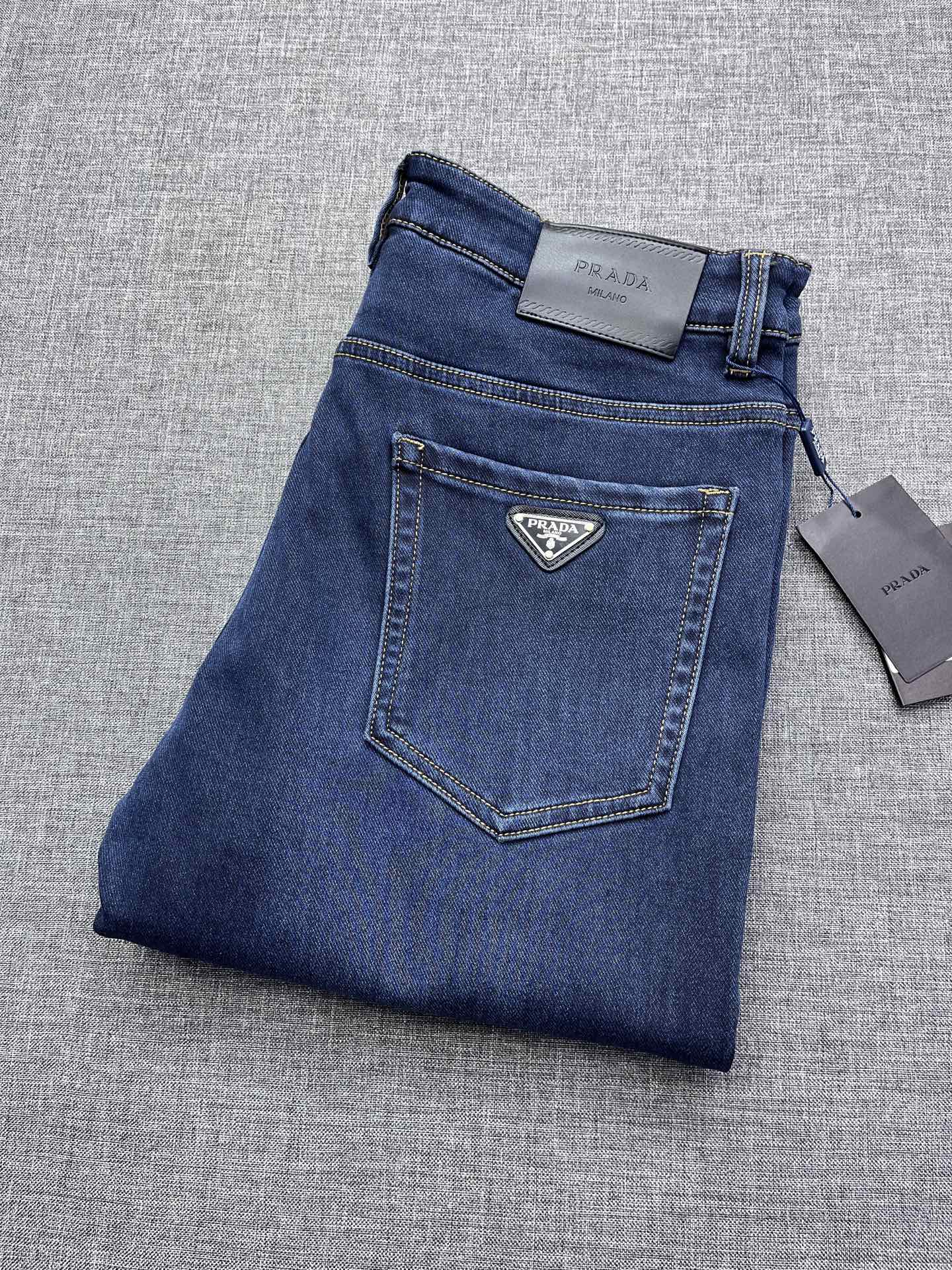 NO:600545,PRADA Produced by the Prada family, counter price + super soft washed jeans, rare goods ordered by trading companies, handsome upper body, small straight design, slim tailoring, top-quality casual cotton for men!  High-end stretch all-season versatile commuter denim men's pants!  !  !  The style is extremely versatile, the fabric is stretchy, and the material is also very outstanding. It has a retro and old-fashioned style, and the thick fabric is suitable for wearing in all seasons. It is an exclusive first-ever model in the industry. It is directly distributed to the list of famous stores. All major shopping mall counters in Guangzhou Taikoo Hui in HK are selling this style. In the future, you will see celebrities wearing it, and it is a versatile commuting style in all seasons!  !  !  These high-end slim fit stretch skinny jeans are versatile and comfortable, noble and limited edition!  Pure foreign trade Prada main line ace trade goods, this batch is the only one, exclusive in the industry, shared with loyal fans all over the country, one configuration per person, the order quantity is very rare, those who know the goods hurry up and buy it!  ba code number 29-38,,prada,prada,jeans,alexander wang19860909PRADA 普拉达家族出品 柜价+ 超柔和水洗牛仔裤 罕见贸易公司订单牛货,上身爆帅,小直筒设计,修身裁剪,男款顶级休闲棉质！高端弹力四季百搭通勤牛仔男裤！！！ 款式极其的百搭,面料弹力,材质也十分出众,有点复古做旧的风格,厚面料适合四季穿着业内独家首发款,直接分配到名品店的单子,HK各大商场专柜广州太古汇都在热卖此款,后期你们会看到各路明星上身,四季百搭通勤款！！！这类高端的修身弹力紧身牛仔裤,百搭而且舒适,高贵而且限量！纯正外贸普拉达主线王牌贸易货,仅此一批,业界独家,分享给全国各地的忠实粉丝,人手一条的配置,订单量非常稀少、懂货们抓紧抢购吧！ ba码数29-38,,prada,prada,jeans,alexander wang,Men's clothing