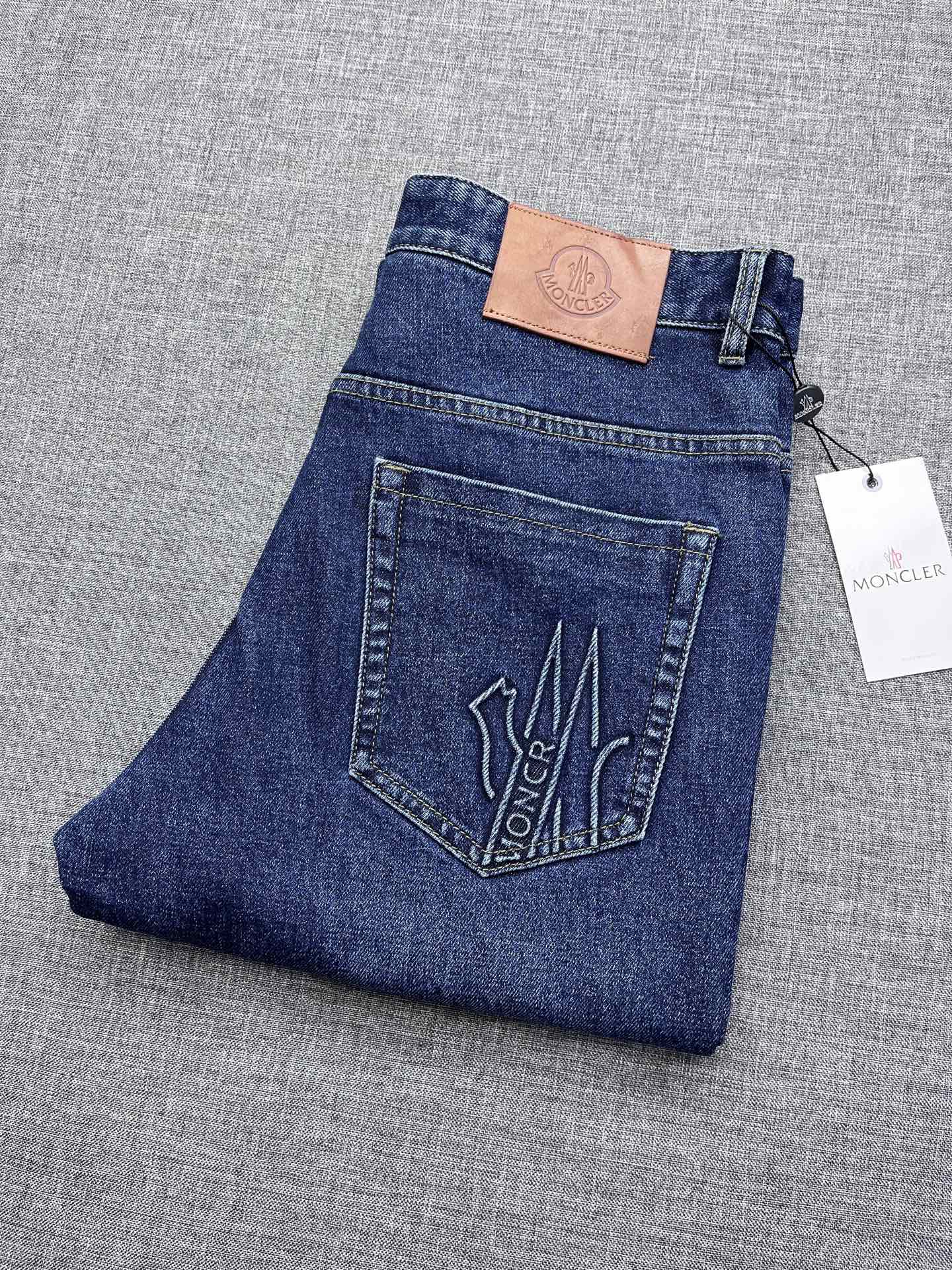 NO:600548,Mengkou...25 new men's series of trousers and jeans, the main line of high-end ready-to-wear, super versatile!  Strong and capable lines, in line with men's favorite tones, very pure saturation, casual fashion, and a particularly retro accent. This type of item is invincible in terms of matching, and it interprets the versatility in place!  The classic Slim Fit series, the most representative evergreen type, is an official series that must be promoted every season. The design perfectly inherits and continues the design tone of the M family. It is simple and simple. There is no cumbersome embellishment in the whole body, and it is clean without any additional craftsmanship. It well maintains the genes and essence of the tannin itself. The black leather label embossed brand icon on the back waist is quite charming, effectively flaunting the brand identity, and is a symbol of quality!  The heavyweight denim fabric supplied by the customer is made in Japan. The texture is soft and hard, with a moderate texture and strong bones. It has high elasticity and is extremely comfortable for the upper body. The details are exquisite and elegant. The version is first-class. The upper body style is perfect. It is a perfect match for spring!  Size 29-38,,Moncler,jeans,alexander wang19860909蒙口..25年新款男士系列长裤牛仔裤,高端成衣主线,超级百搭！硬朗干练的线条,符合男性最为心头好的色调,非常纯粹的饱和度休闲时尚,复古的腔调特别足,这样类型的单品在搭配上所向无敌,把百搭阐释到位！ 经典Slim Fit系列,最具代表性的常青类型,官方每季必主推的系列,设计方面完美继承和延续了M家的设计基调,以简示人,通体没有任何繁琐的点缀修饰,干净到无任何工艺附加,很好的保持了丹宁本身的基因和精髓,后腰部的黑色皮标压花品牌图标颇具韵味,有力标榜了品牌身份,属于品质的象征！ 客供日本制重磅丹宁面料,质地软硬适中筋骨感十足,高弹力,上身极致舒适,细节之处精致考究,版型一流,上身型款满分,春季的搭配神品级！尺码29-38,,Moncler,jeans,alexander wang,Men's clothing