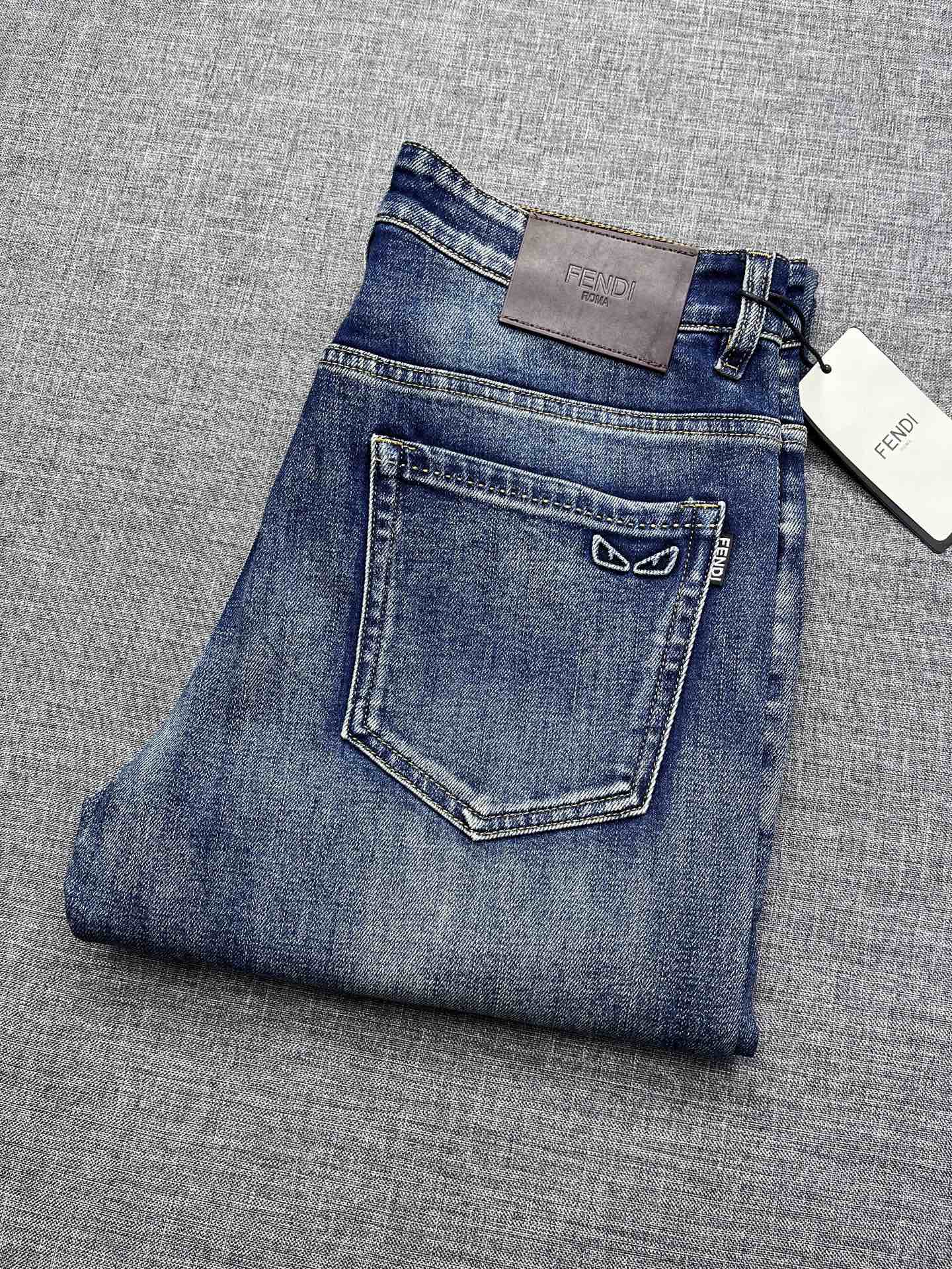 NO:600565,Fendi men's small straight jeans, sold through trading company channels,  The quality is first-rate, and it’s a bargain. It’s a new autumn and winter product for 25FW. It’s a model promoted by Lane Crawford. It’s a classic STRAIGHT series. It’s dominated by craftsmanship and pattern. It’s a relatively basic and versatile denim. It’s full of fun and interesting to savor. It’s quite interesting.  , full of tone, every detail shows craftsmanship, all hardware accessories are provided to customers, heavy denim fabric imported from Japan, slightly stretchy, the shape is incomparable, the upper body effect is impeccable, and it can be matched with all kinds of wardrobes!  Size 29-38,,fendi,jeans,alexander wang19860909芬迪男士小直筒牛仔裤,贸易公司渠道货, 品相一流,直入牛掰货,25FW秋冬新品,连卡佛推售的款,经典STRAIGHT系列,以工艺和版型为主导,比较基础百搭的一款丹宁,细品玩味十足,颇具看点,满满的腔调感,细节之处尽显匠心工艺,五金辅料全系皆为客供,重磅日本进口丹宁面料,略带弹力,版型无敌赞,上身效果无可挑剔,可以横扫衣橱里的各式搭配！尺码29-38,,fendi,jeans,alexander wang,Men's clothing